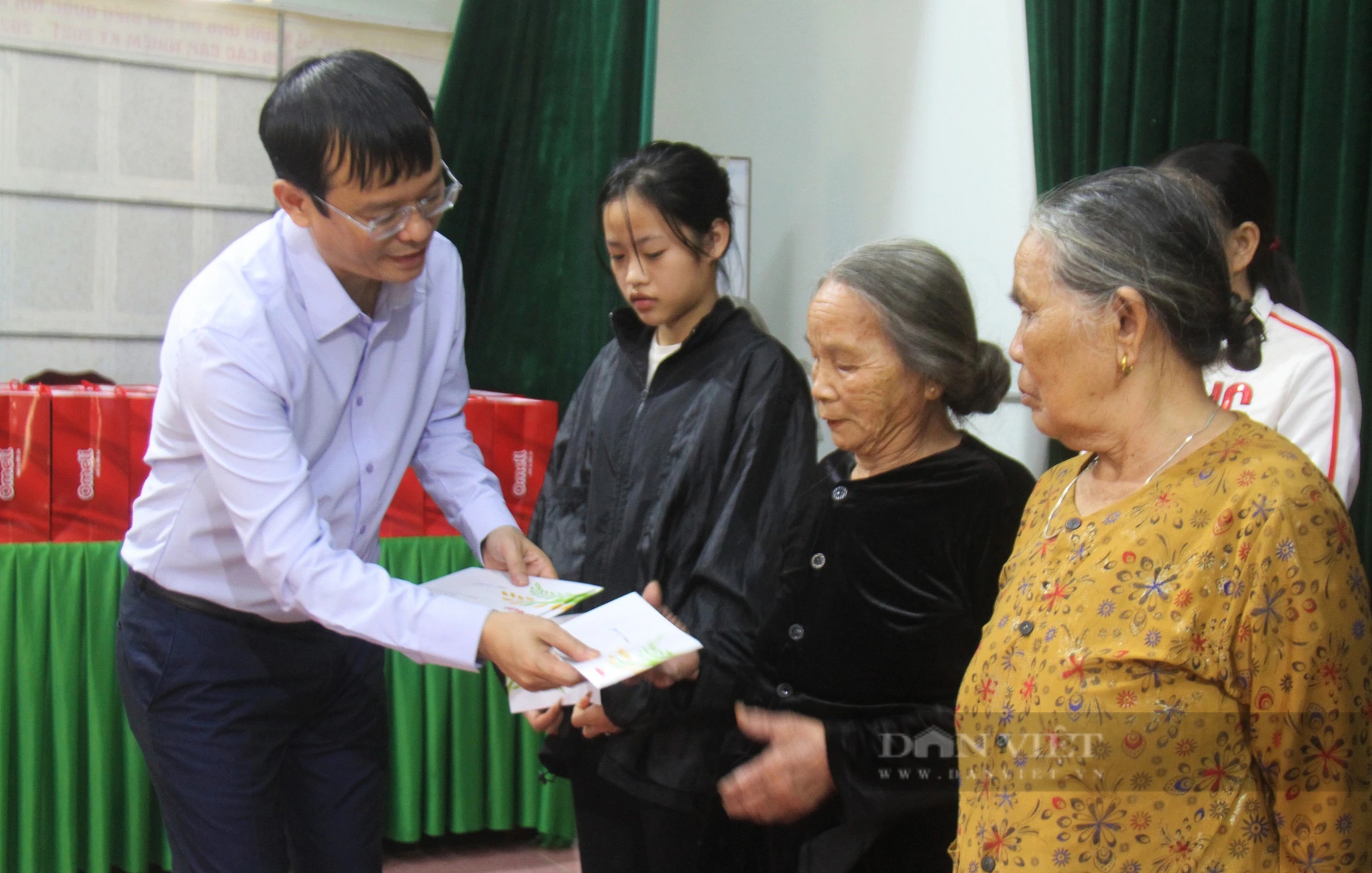 Báo Nông Thôn Ngày Nay trao 50 suất quà Tết đến những gia đình khó khăn tại thị trấn Nam Đàn- Ảnh 1.