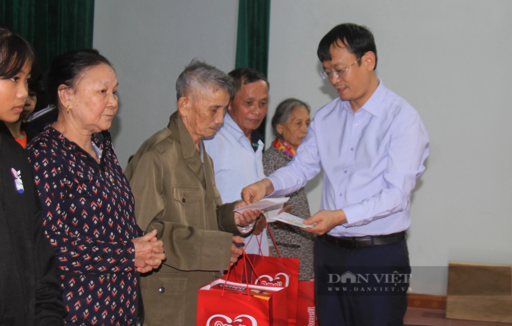 Báo Nông Thôn Ngày Nay trao 50 suất quà Tết đến những gia đình khó khăn tại thị trấn Nam Đàn- Ảnh 3.