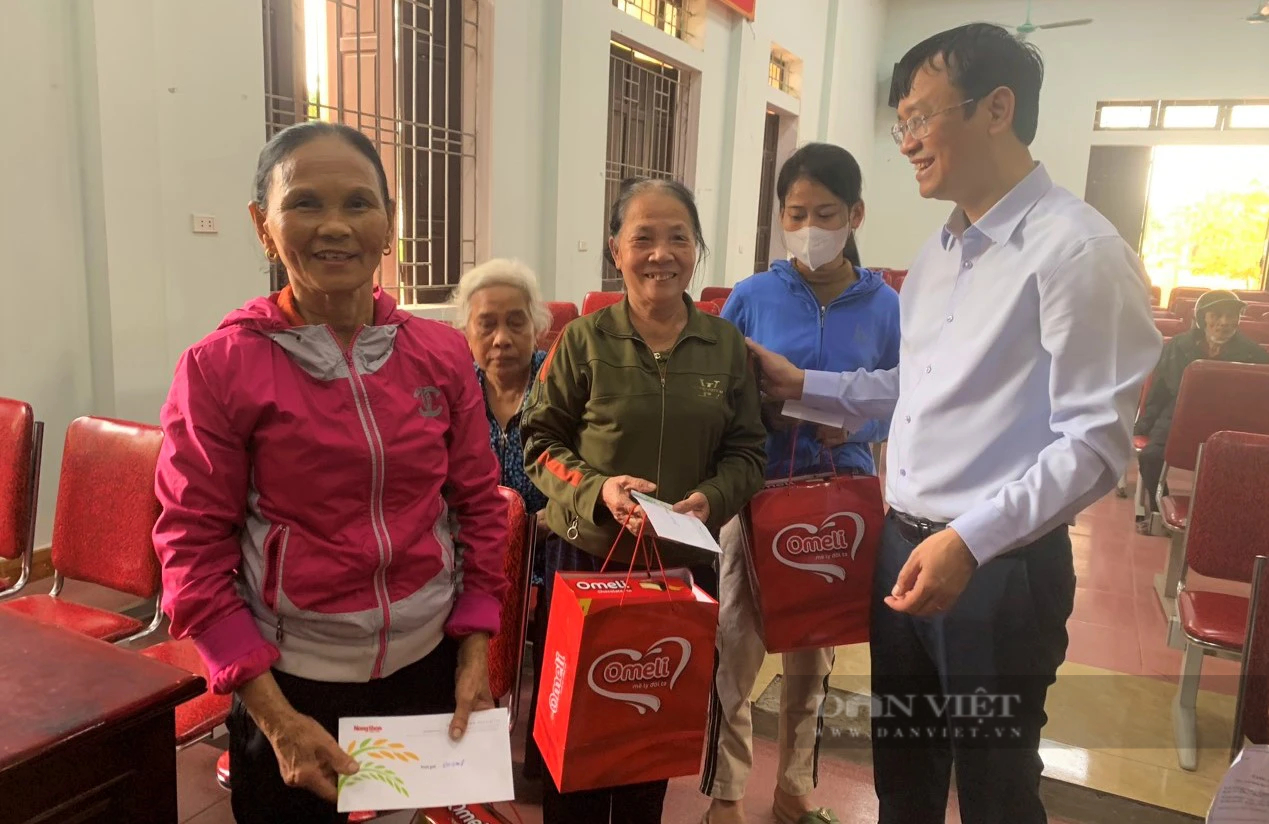 Báo Nông Thôn Ngày Nay trao 50 suất quà Tết đến những gia đình khó khăn tại thị trấn Nam Đàn- Ảnh 4.