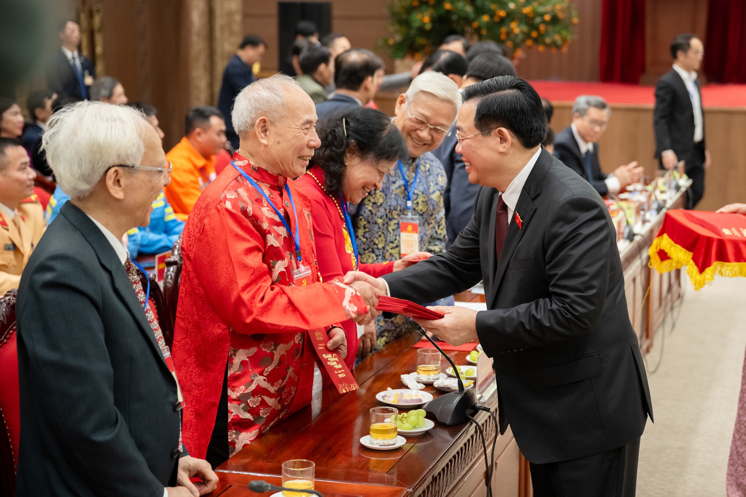 Chủ tịch Quốc hội Vương Đình Huệ thăm, chúc Tết Đảng bộ, chính quyền và nhân dân Thủ đô Hà Nội- Ảnh 1.