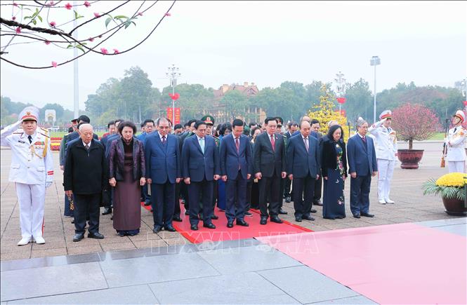 Lãnh đạo Đảng và Nhà nước vào Lăng viếng Bác nhân dịp Tết Nguyên đán Giáp Thìn 2024- Ảnh 1.