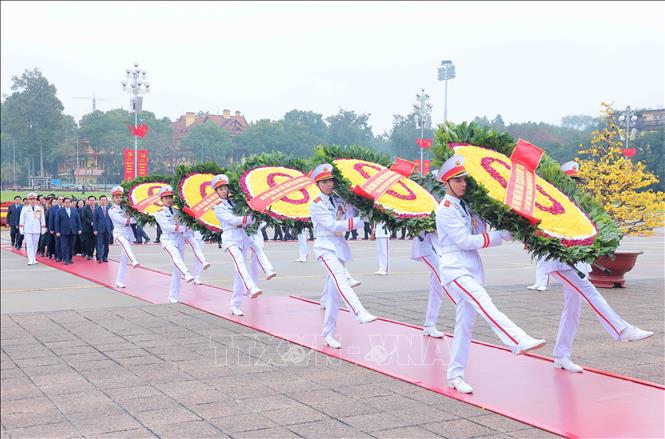 Lãnh đạo Đảng và Nhà nước vào Lăng viếng Bác nhân dịp Tết Nguyên đán Giáp Thìn 2024- Ảnh 2.