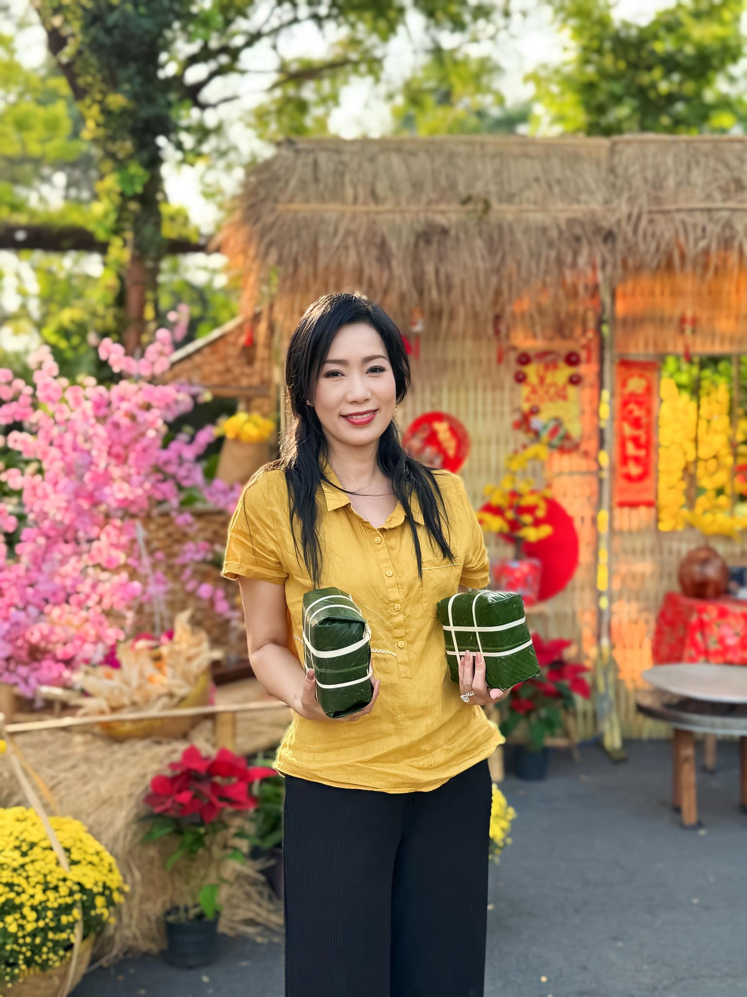 Nhà đẹp của sao Việt được trang trí lộng lẫy đón Tết Nguyên đán 2024 gây "choáng"- Ảnh 1.