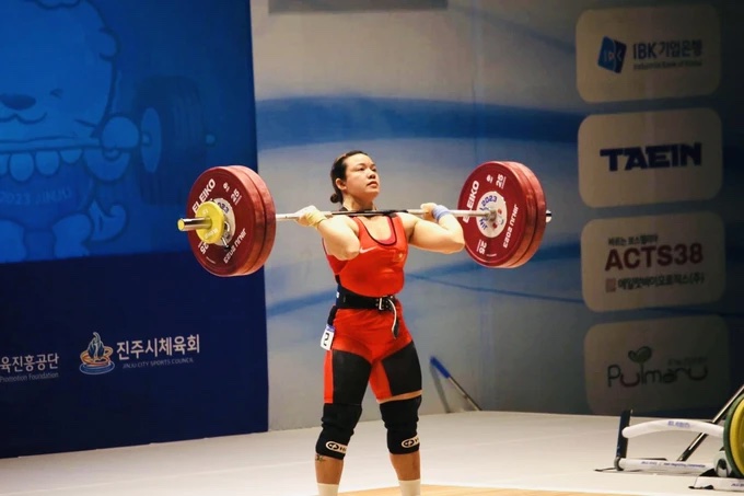 Phạm Thị Hồng Thanh thua chính mình tại giải cử tạ vô địch châu Á 2024- Ảnh 1.
