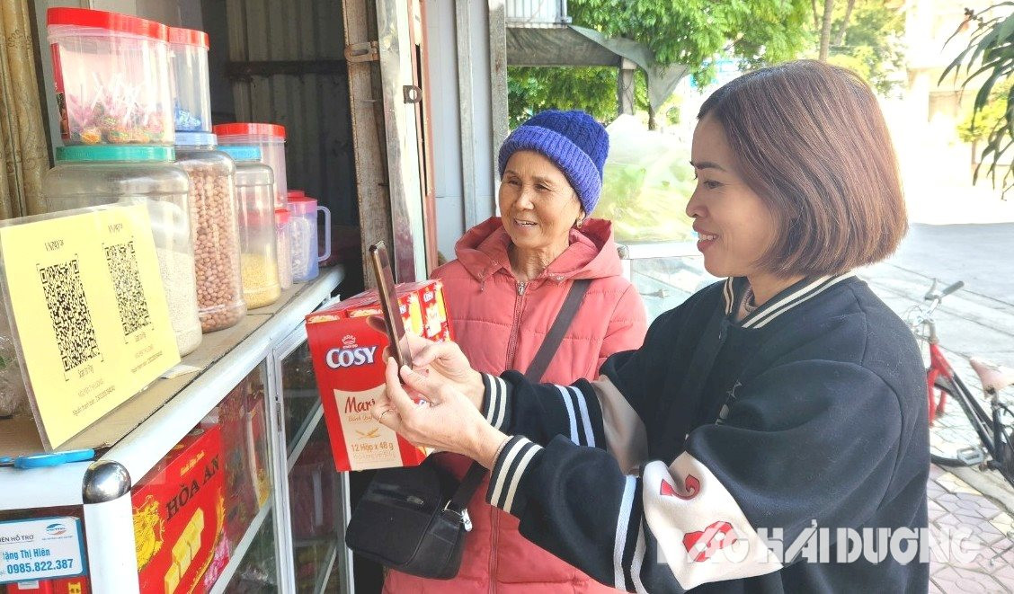 Một thôn của tỉnh Hải Dương, wifi căng đét, người dân đi chợ chỉ cần cầm cái điện thoại, quét mã chuyển tiền- Ảnh 1.