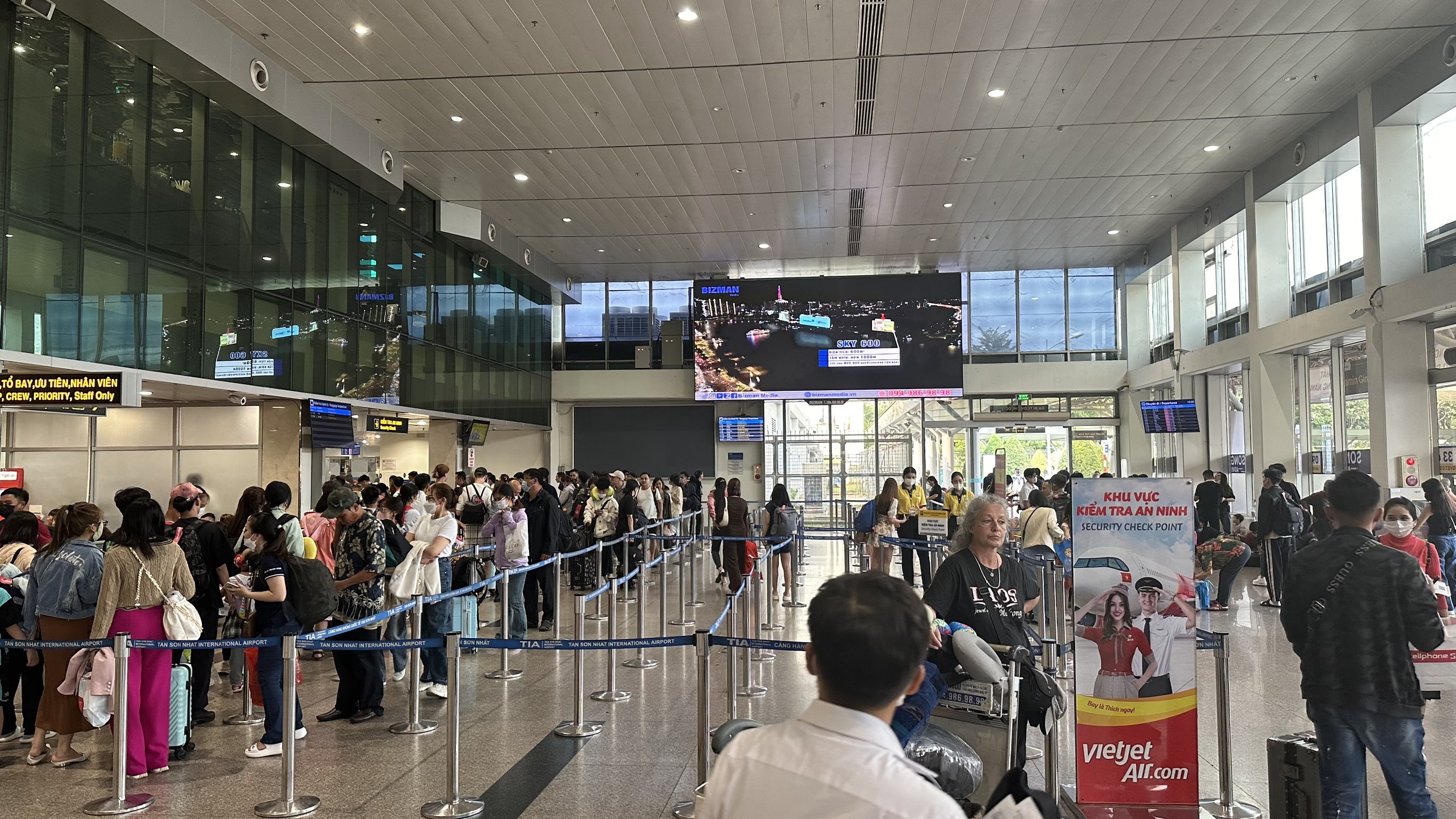 Sân bay Tân Sơn Nhất thông thoáng "lạ" trong ngày cao điểm nghỉ Tết- Ảnh 3.
