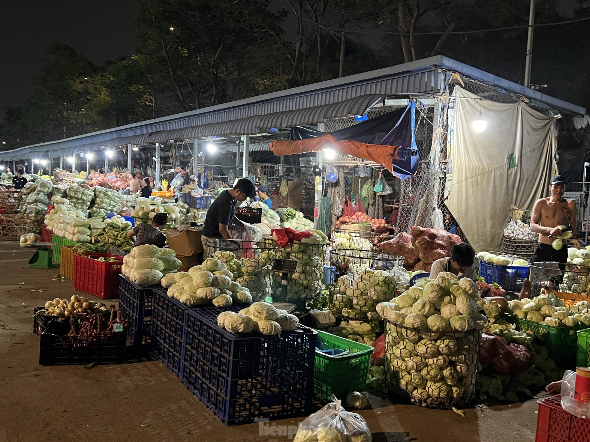 Chợ họp xuyên đêm, khách tràn vào siêu thị từ mờ sáng 28 Tết- Ảnh 12.