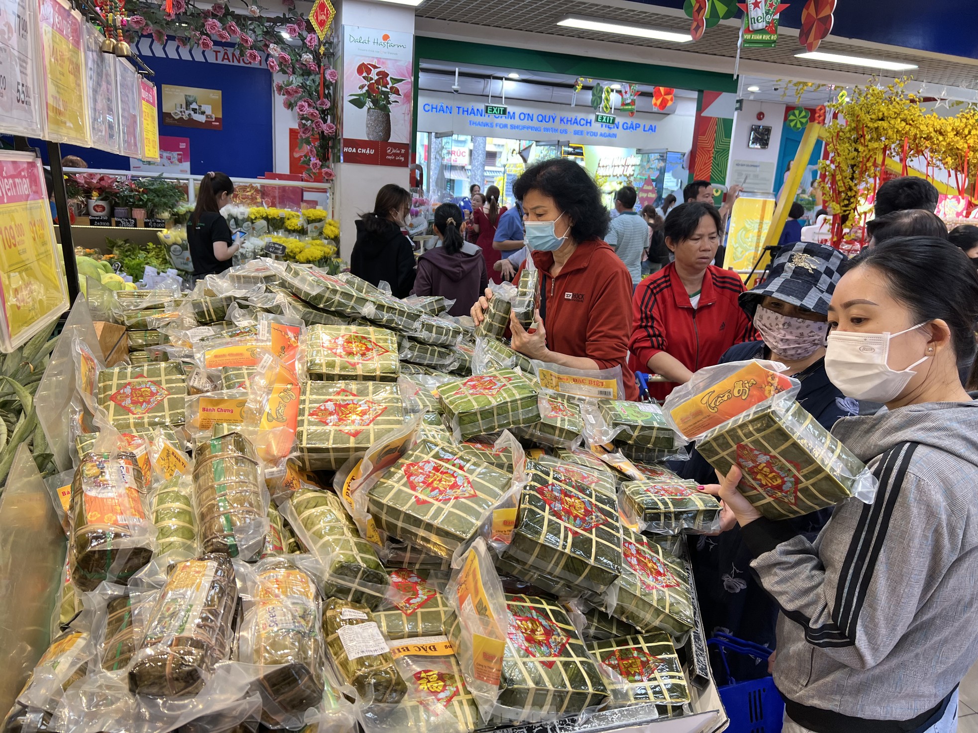 Chợ họp xuyên đêm, khách tràn vào siêu thị từ mờ sáng 28 Tết- Ảnh 4.