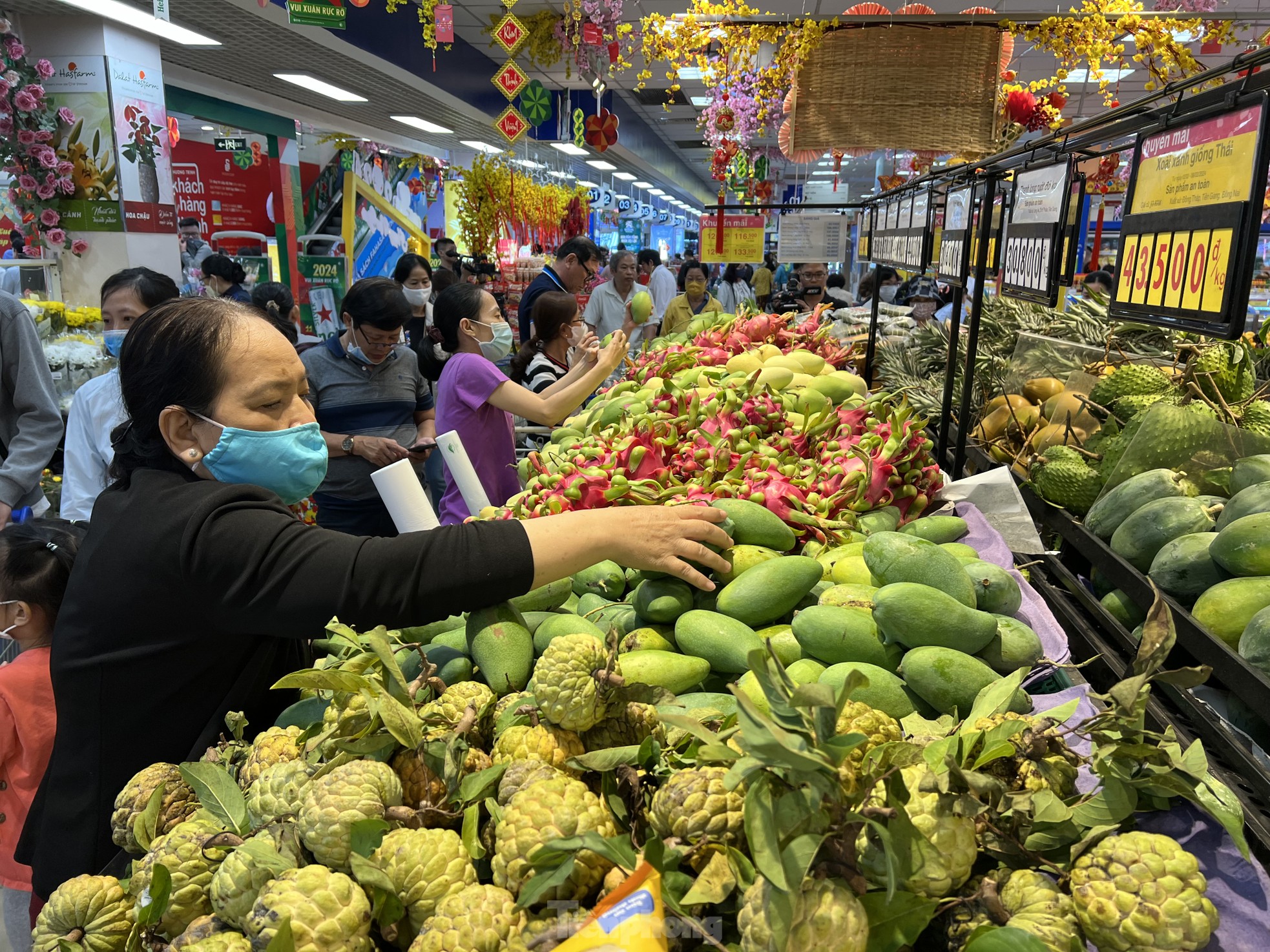 Chợ họp xuyên đêm, khách tràn vào siêu thị từ mờ sáng 28 Tết- Ảnh 5.