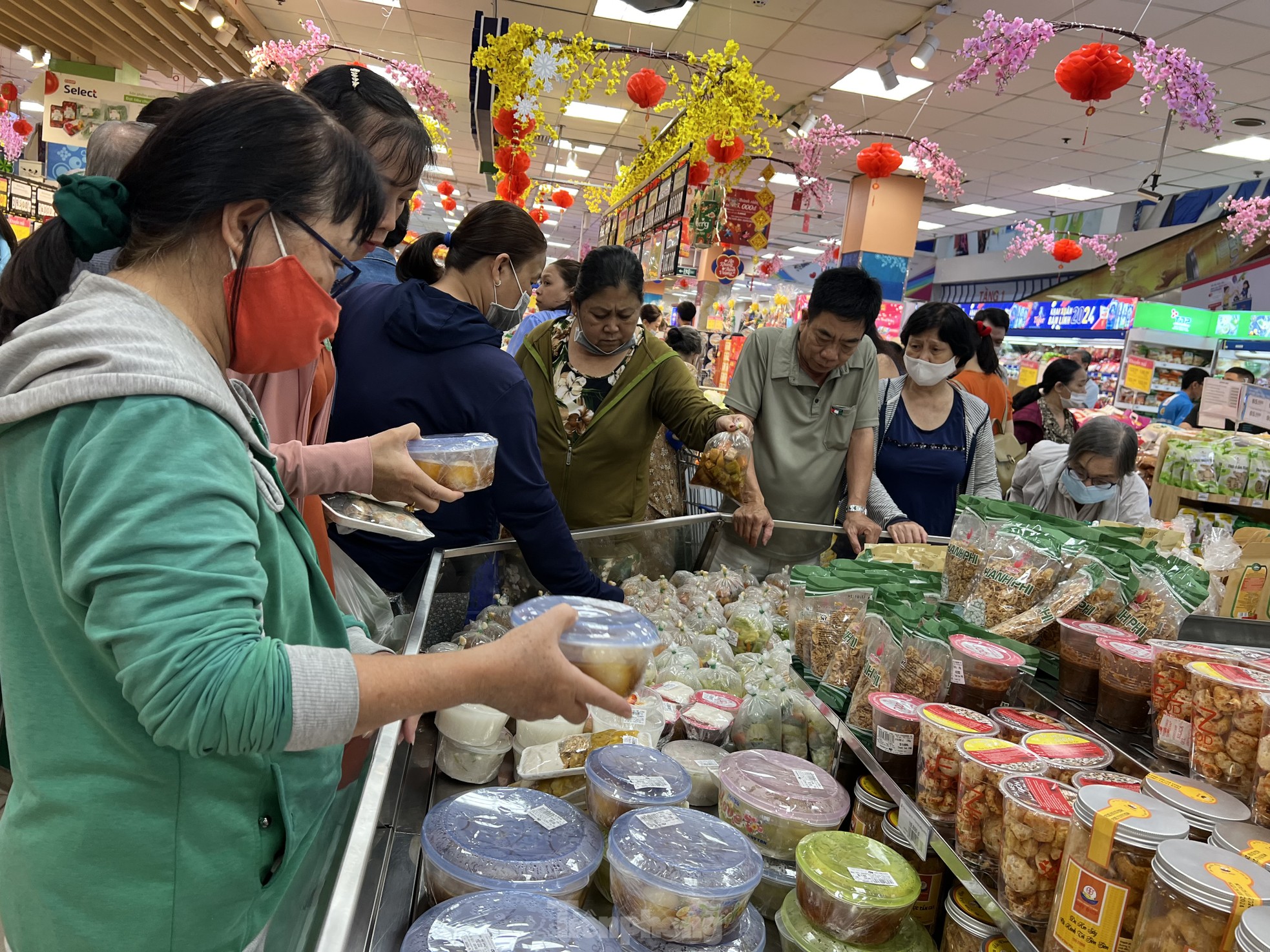 Chợ họp xuyên đêm, khách tràn vào siêu thị từ mờ sáng 28 Tết- Ảnh 6.