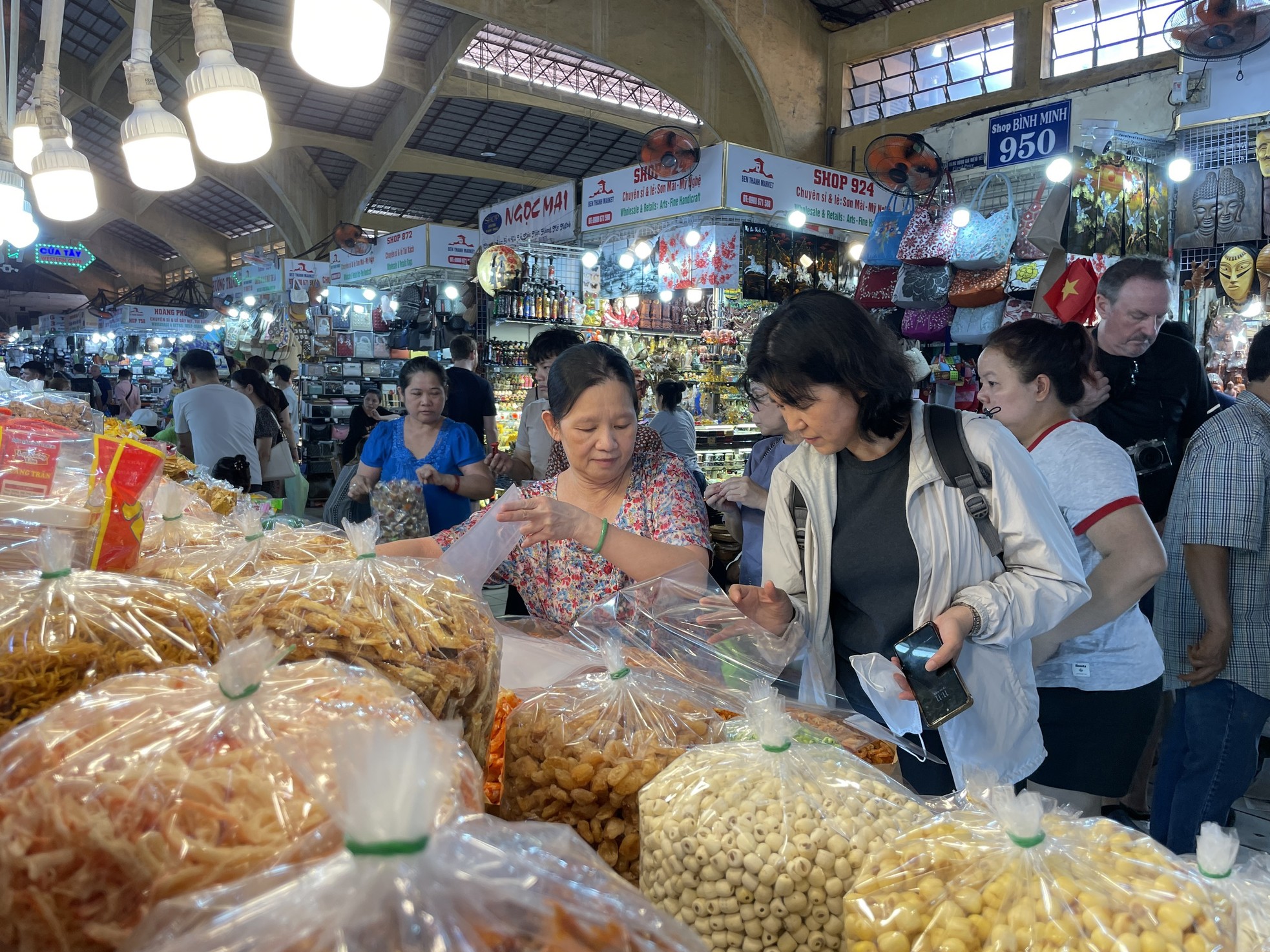Chợ họp xuyên đêm, khách tràn vào siêu thị từ mờ sáng 28 Tết- Ảnh 8.