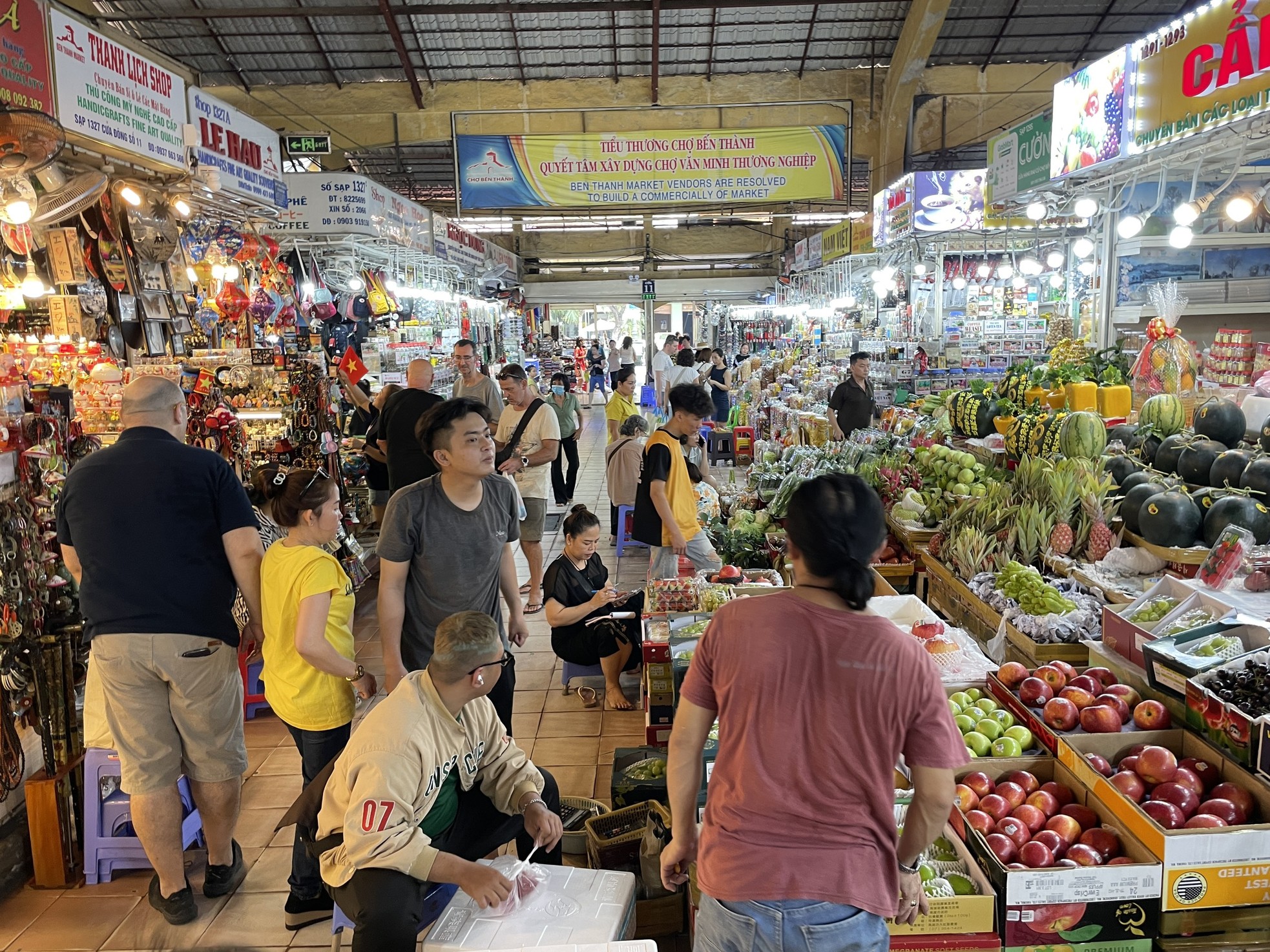 Chợ họp xuyên đêm, khách tràn vào siêu thị từ mờ sáng 28 Tết- Ảnh 7.