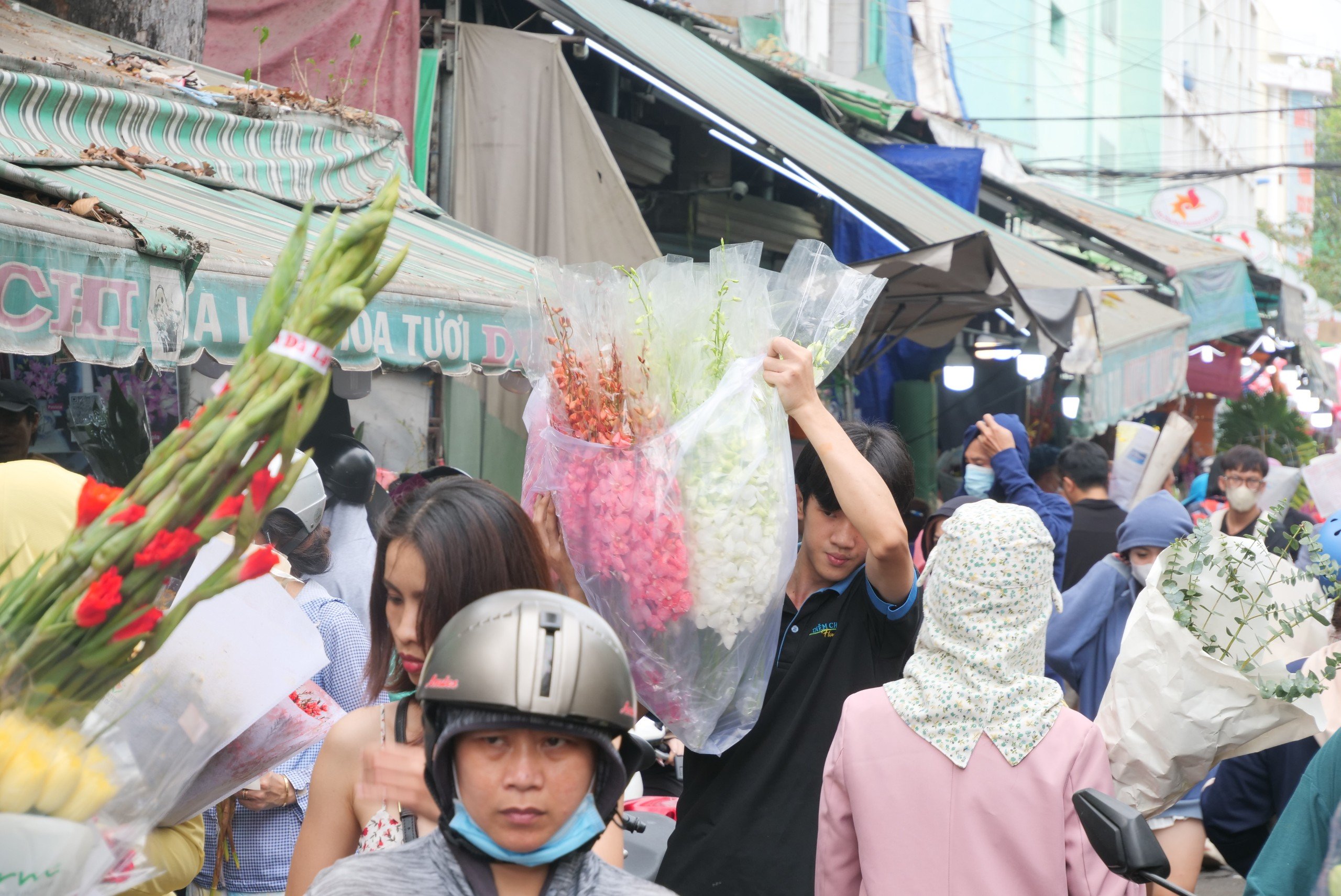 Chợ hoa lớn nhất TP.HCM đông đúc người mua chiều 29 Tết
- Ảnh 6.