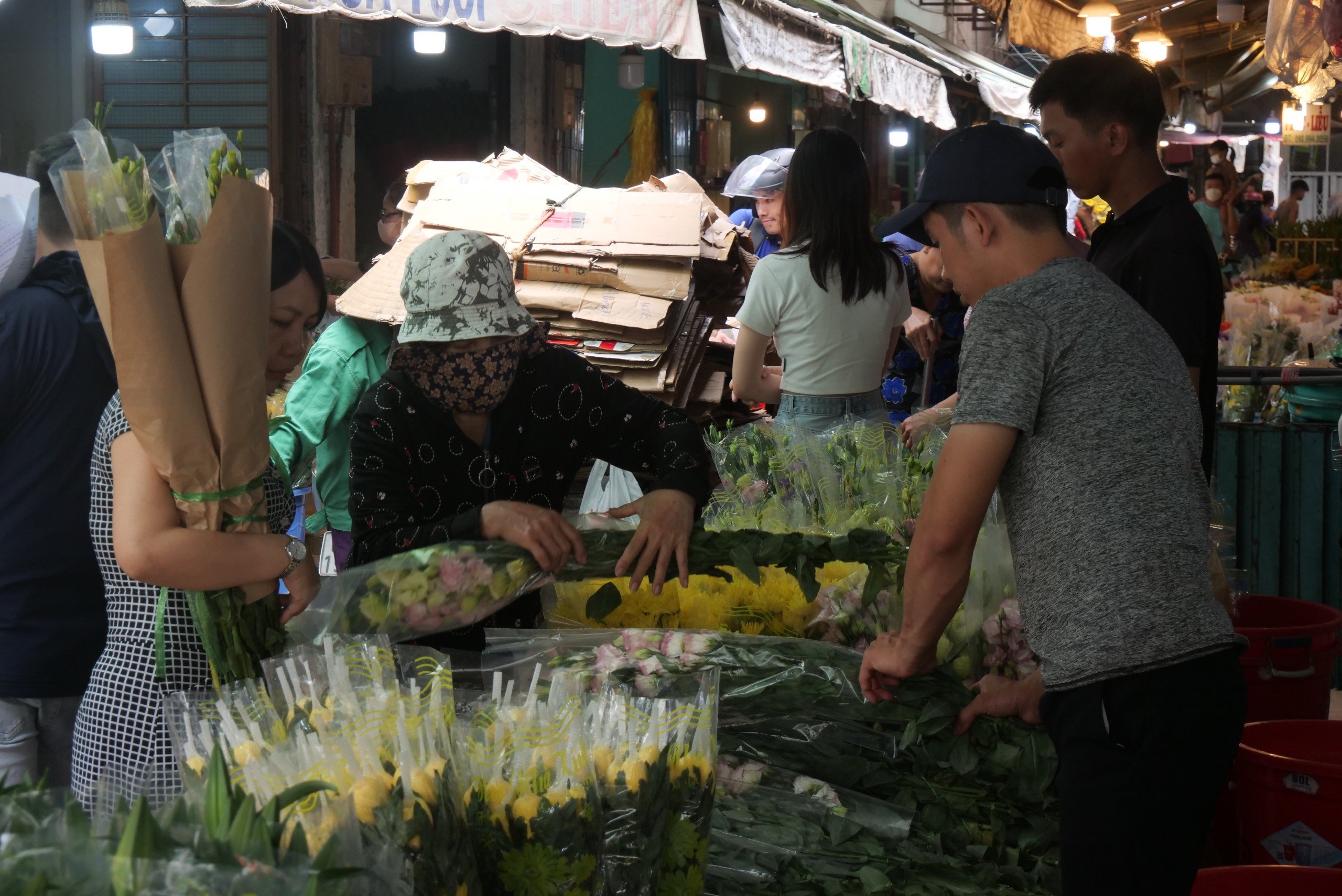 Chợ hoa lớn nhất TP.HCM đông đúc người mua chiều 29 Tết
- Ảnh 9.