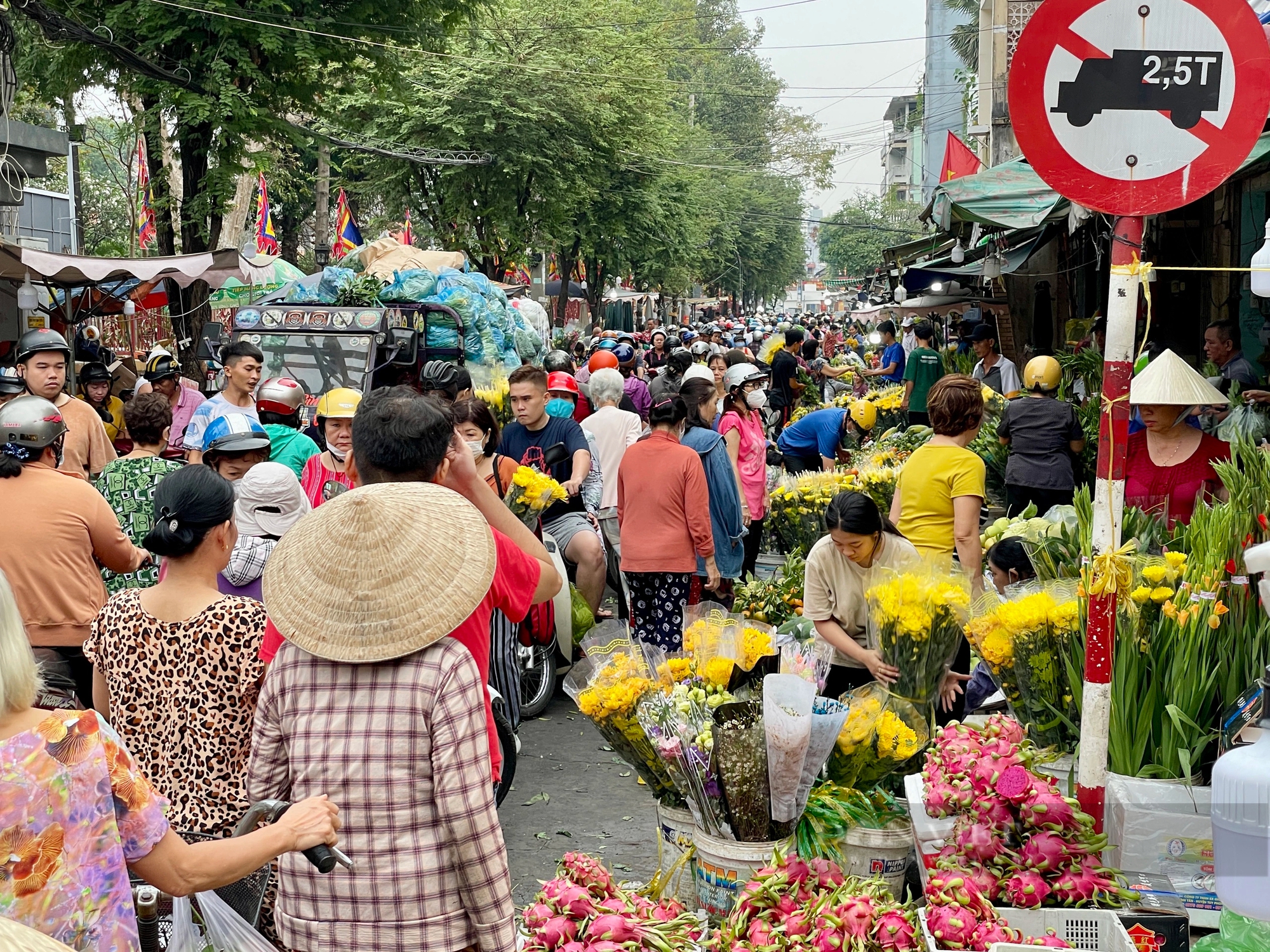 Diễn biến lạ chợ 29 Tết ở Sài Gòn- Ảnh 1.