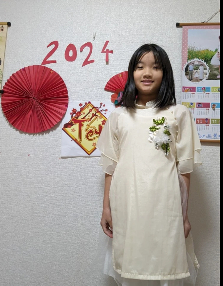 Ngộ nghĩnh clip trẻ em Việt ở nhiều nước trên thế giới mặc áo dài hát và chúc Tết - Ảnh 1.