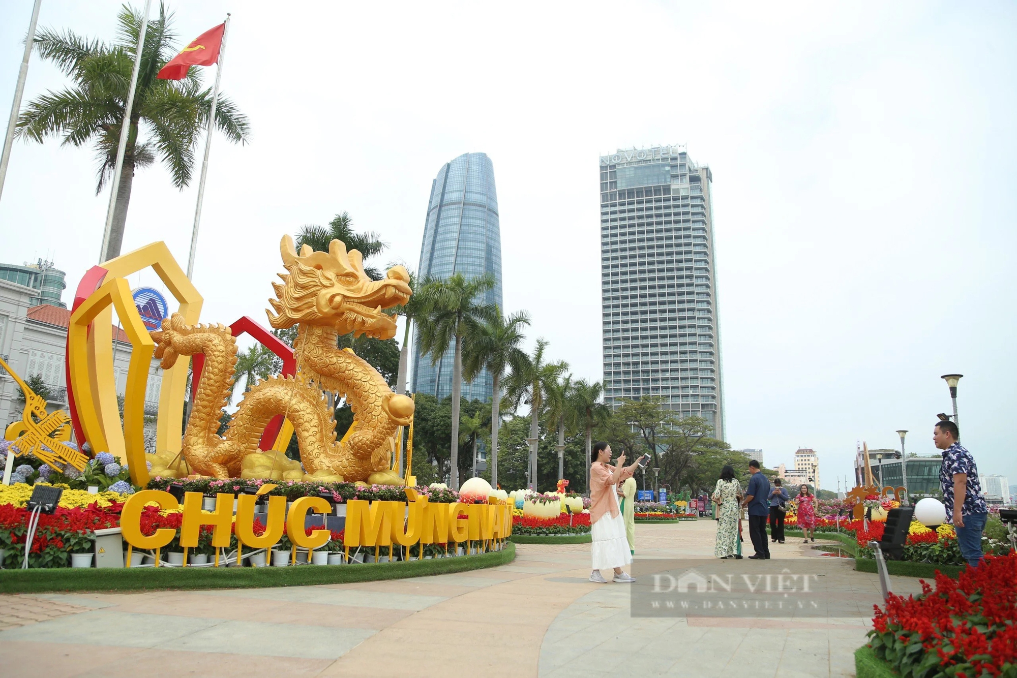 Người dân, du khách đổ về đường hoa 20 tỷ đồng tại Đà Nẵng- Ảnh 1.
