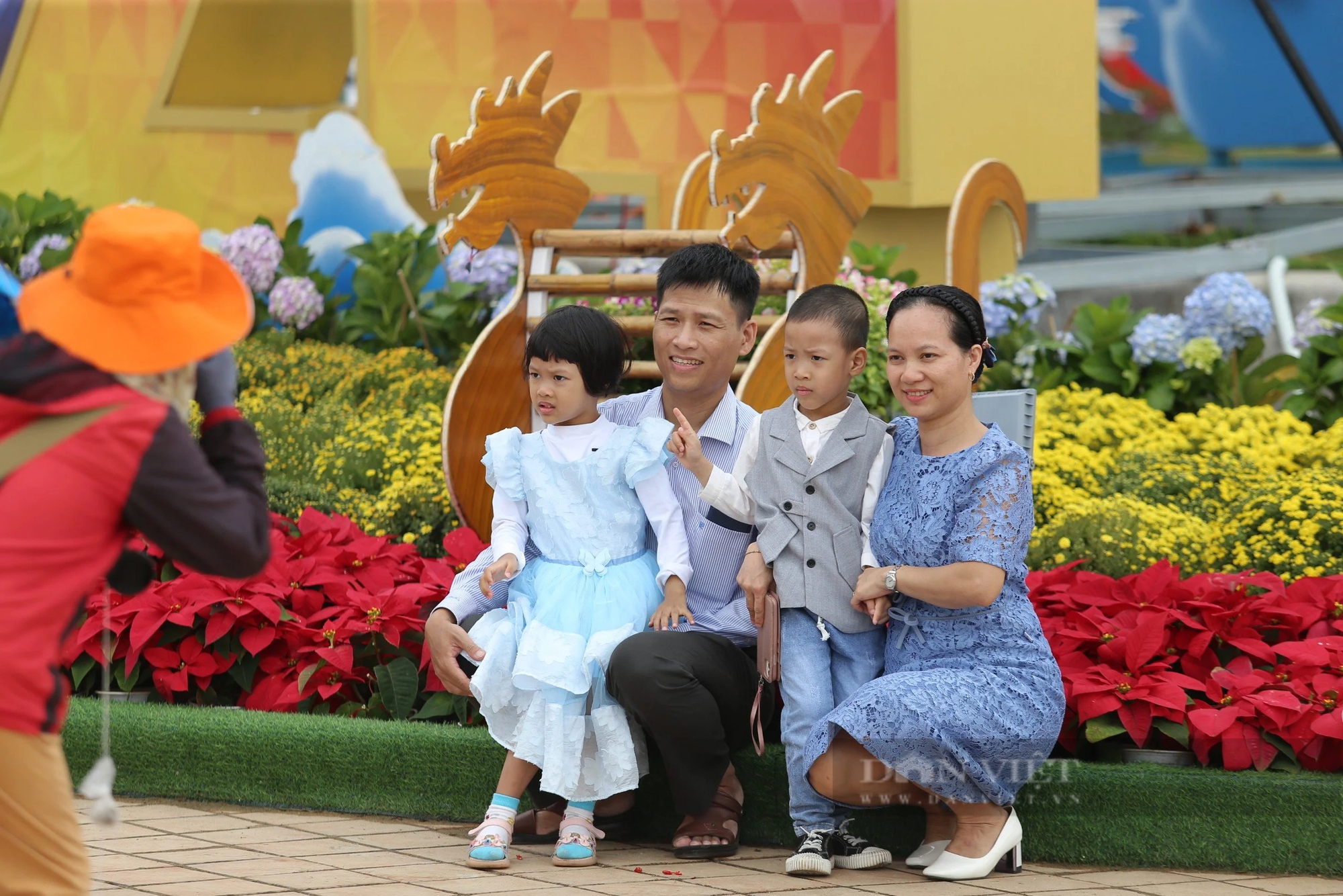 Người dân, du khách đổ về đường hoa 20 tỷ đồng tại Đà Nẵng- Ảnh 4.
