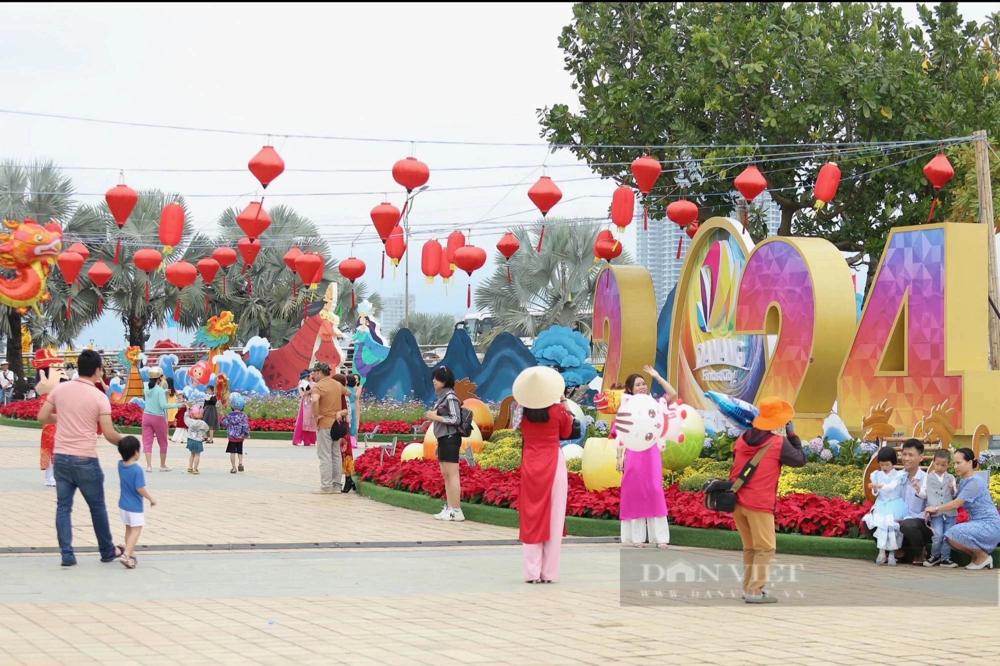 Người dân, du khách đổ về đường hoa 20 tỷ đồng tại Đà Nẵng- Ảnh 8.