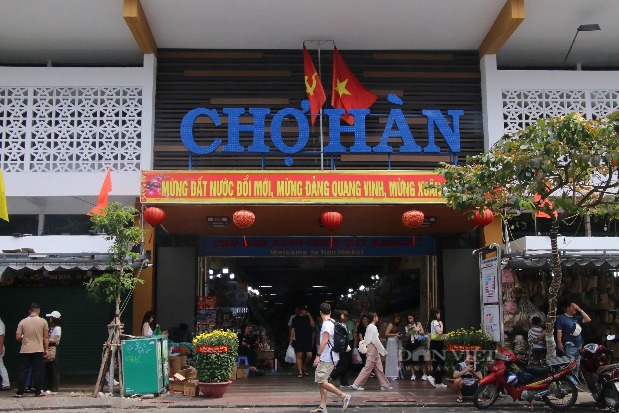 Du khách mua sắm chật kín chợ du lịch lớn nhất Đà Nẵng ngày cuối năm- Ảnh 1.