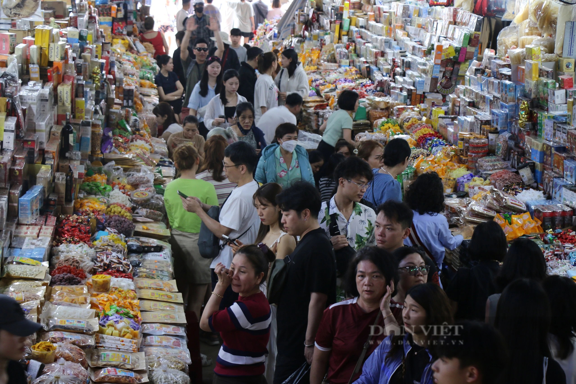 Du khách mua sắm chật kín chợ du lịch lớn nhất Đà Nẵng ngày cuối năm- Ảnh 2.