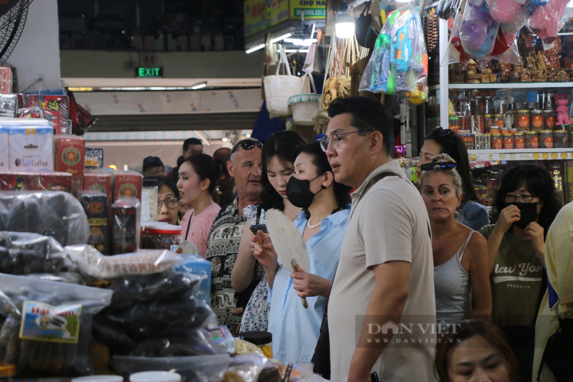 Du khách "đổ bộ" chợ du lịch lớn nhất Đà Nẵng- Ảnh 3.
