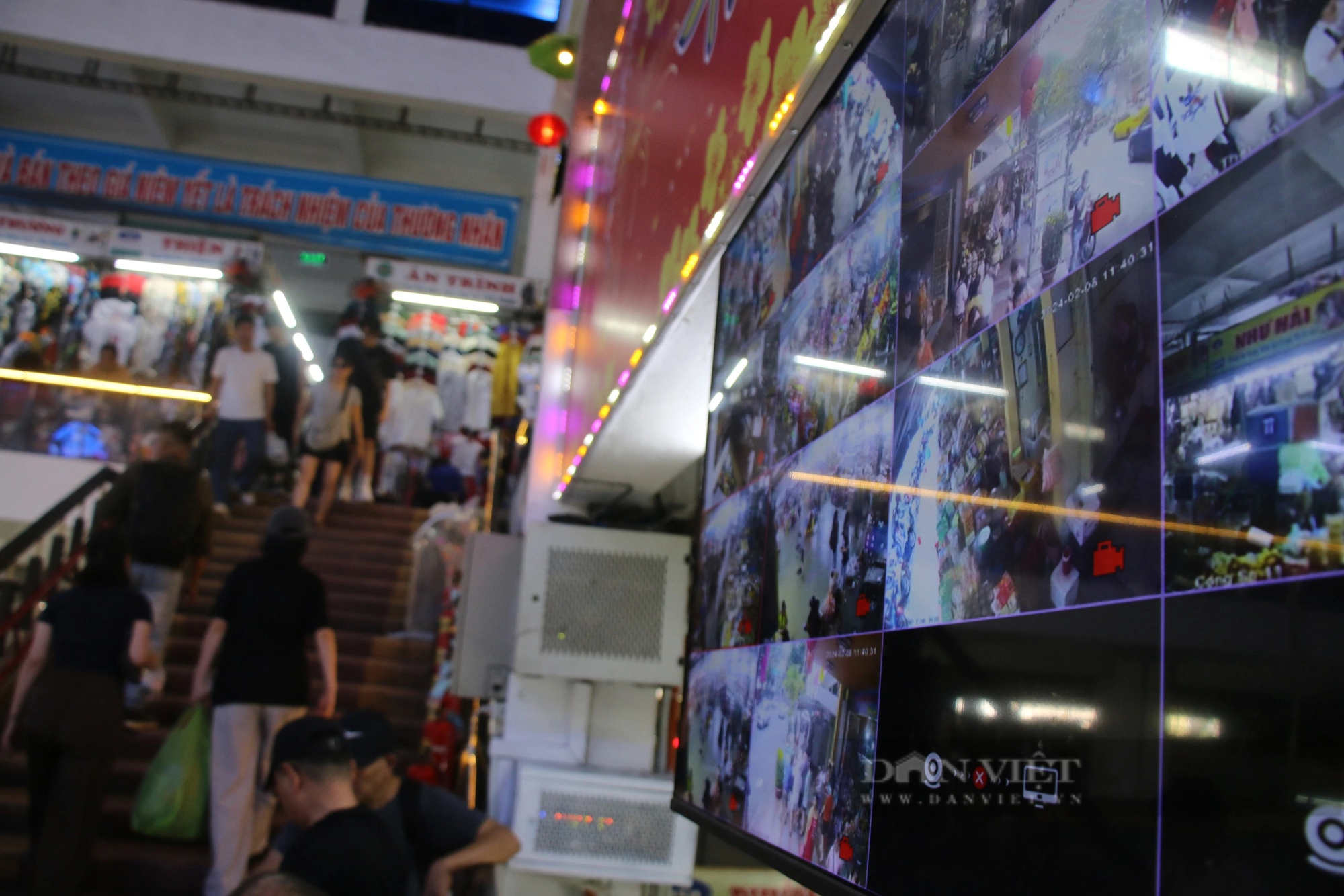 Du khách "đổ bộ" chợ du lịch lớn nhất Đà Nẵng- Ảnh 4.