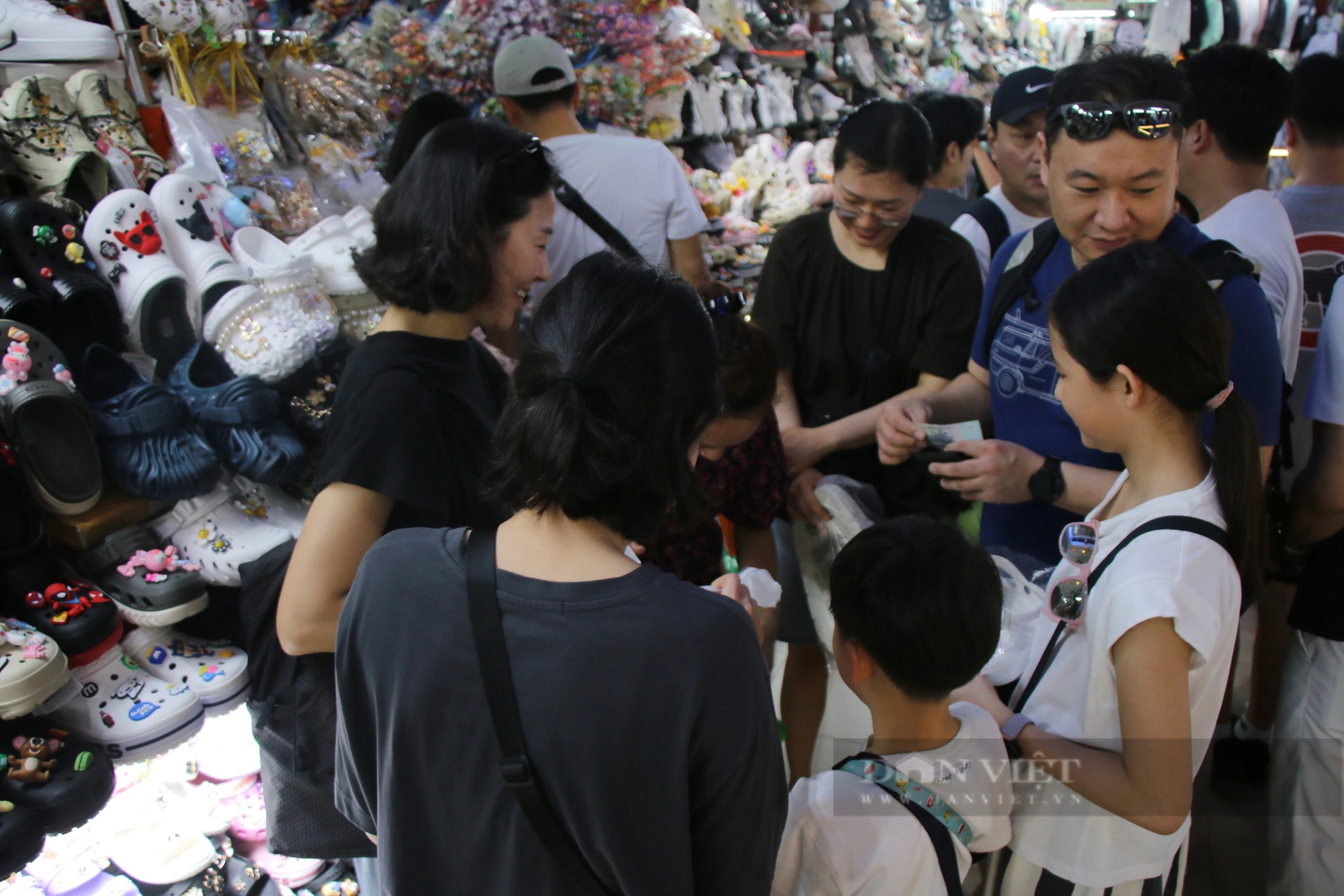 Du khách "đổ bộ" chợ du lịch lớn nhất Đà Nẵng- Ảnh 6.