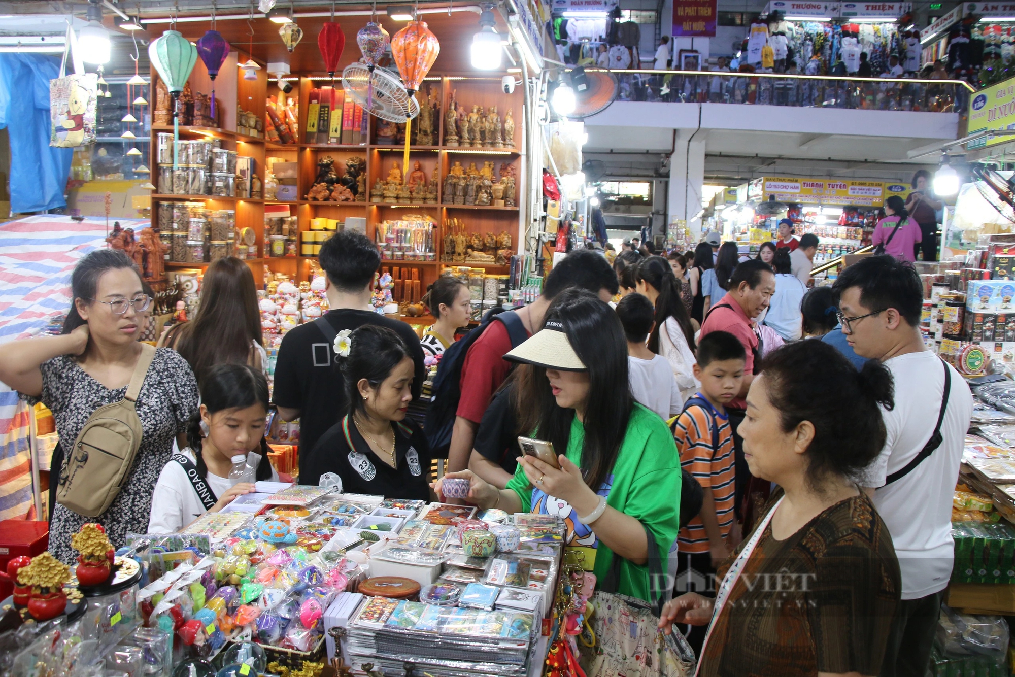 Du khách "đổ bộ" chợ du lịch lớn nhất Đà Nẵng- Ảnh 7.
