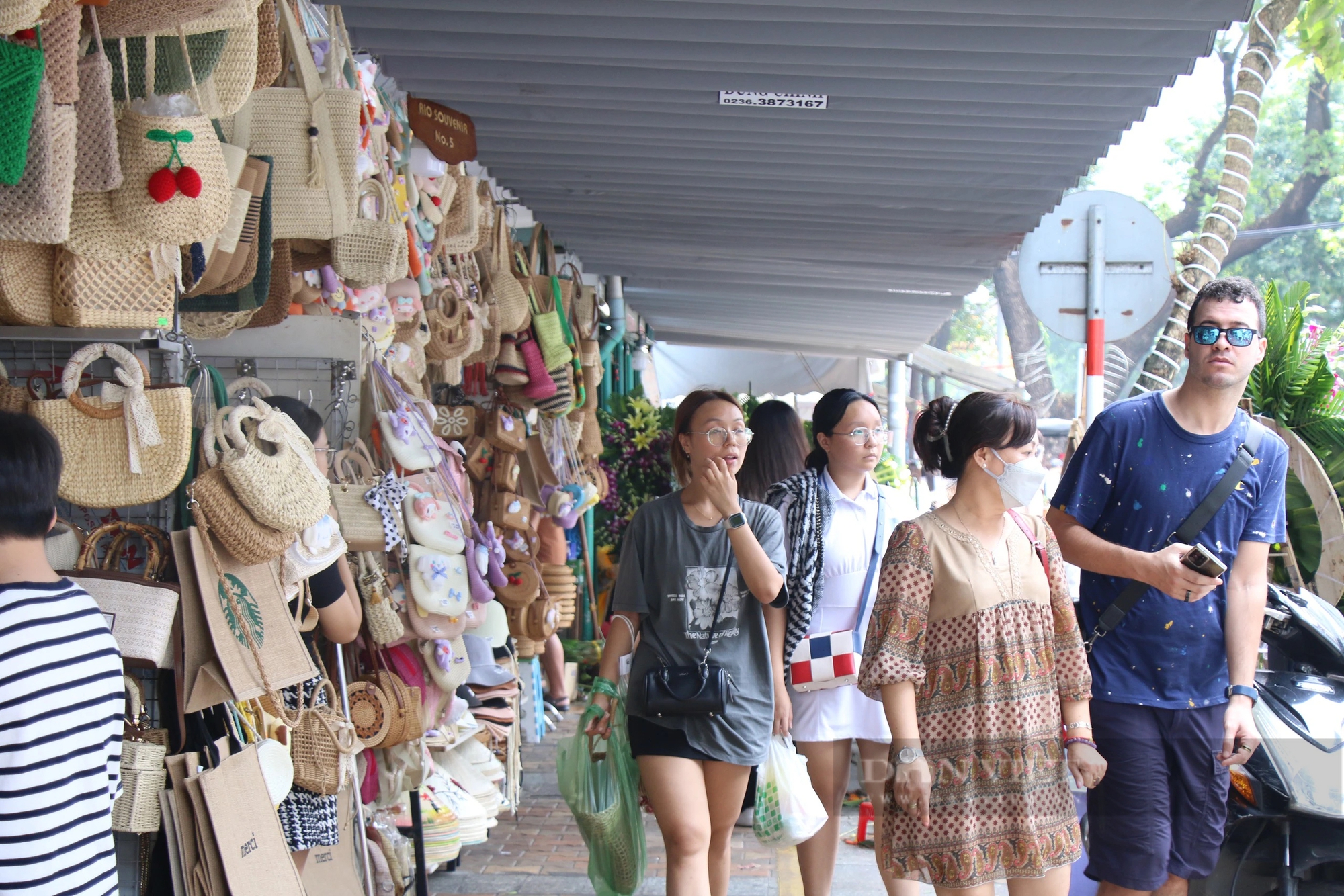 Du khách "đổ bộ" chợ du lịch lớn nhất Đà Nẵng- Ảnh 8.