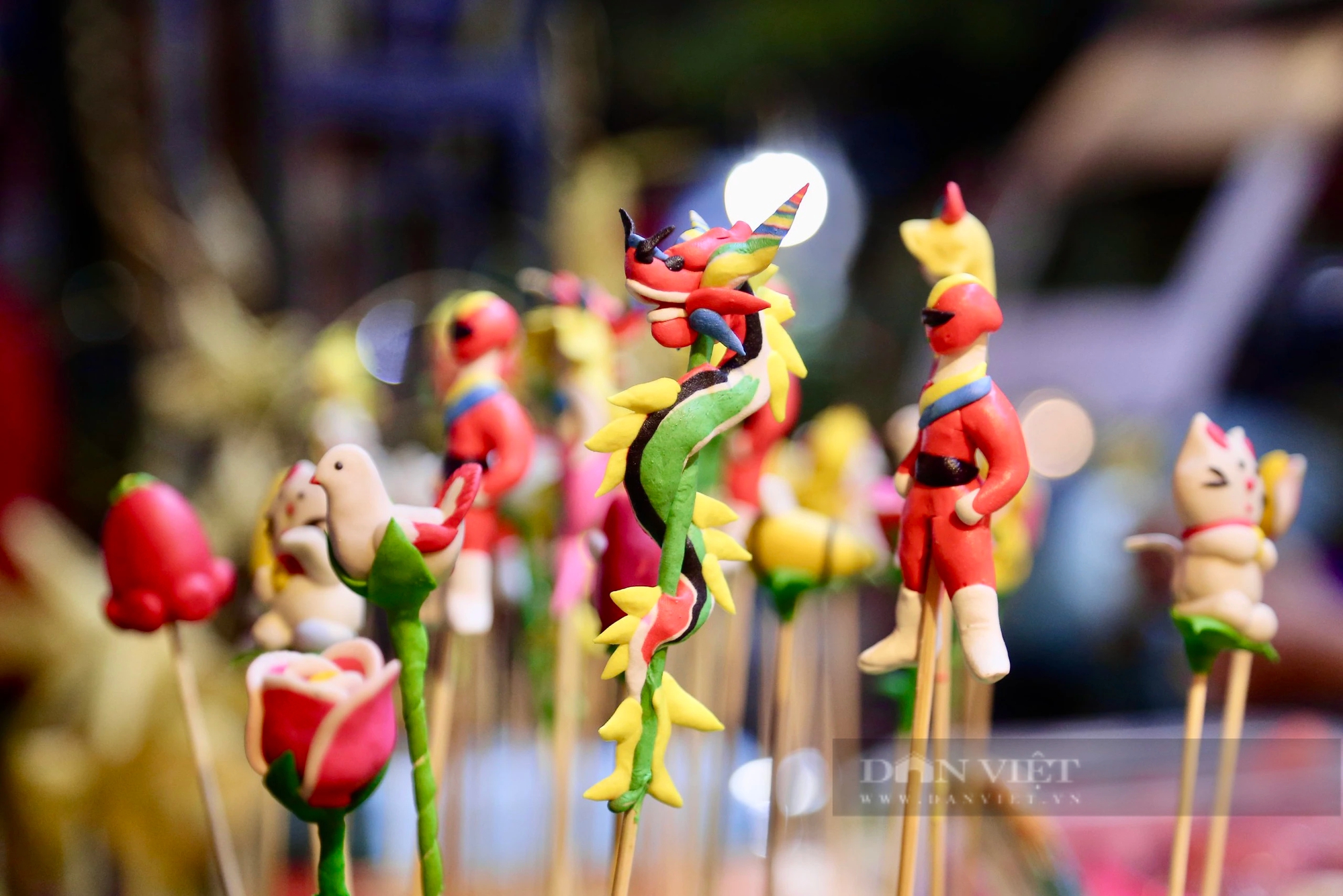 Món đồ chơi bé tí, hình thù đa dạng, sắc màu mê hoặc đang hồi sinh mạnh mẽ giữa phố thị Sài Gòn- Ảnh 4.