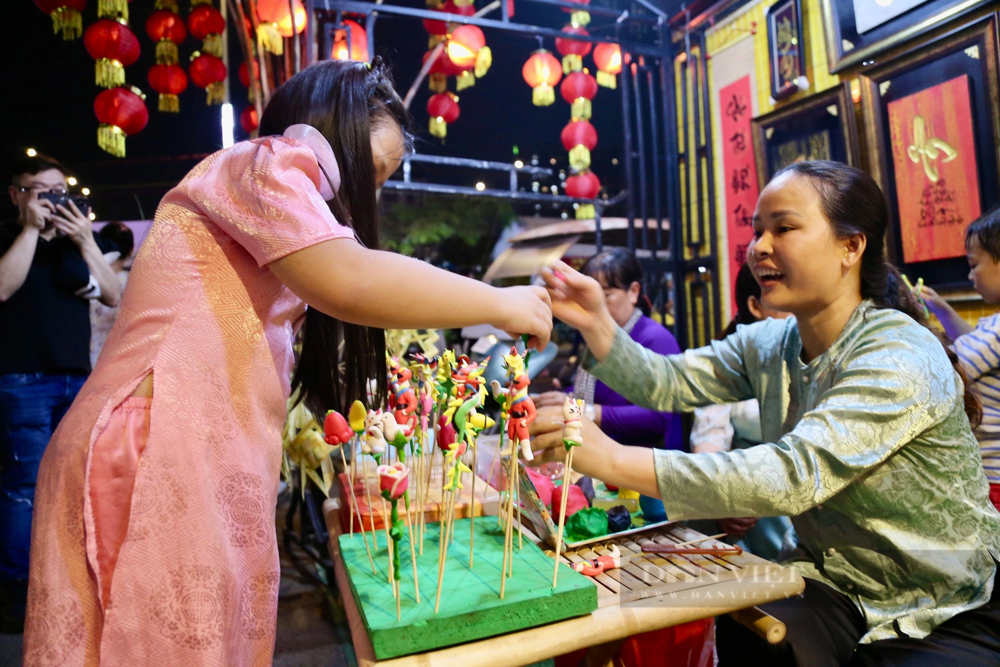 Món đồ chơi bé tí, hình thù đa dạng, sắc màu mê hoặc đang hồi sinh mạnh mẽ giữa phố thị Sài Gòn- Ảnh 12.