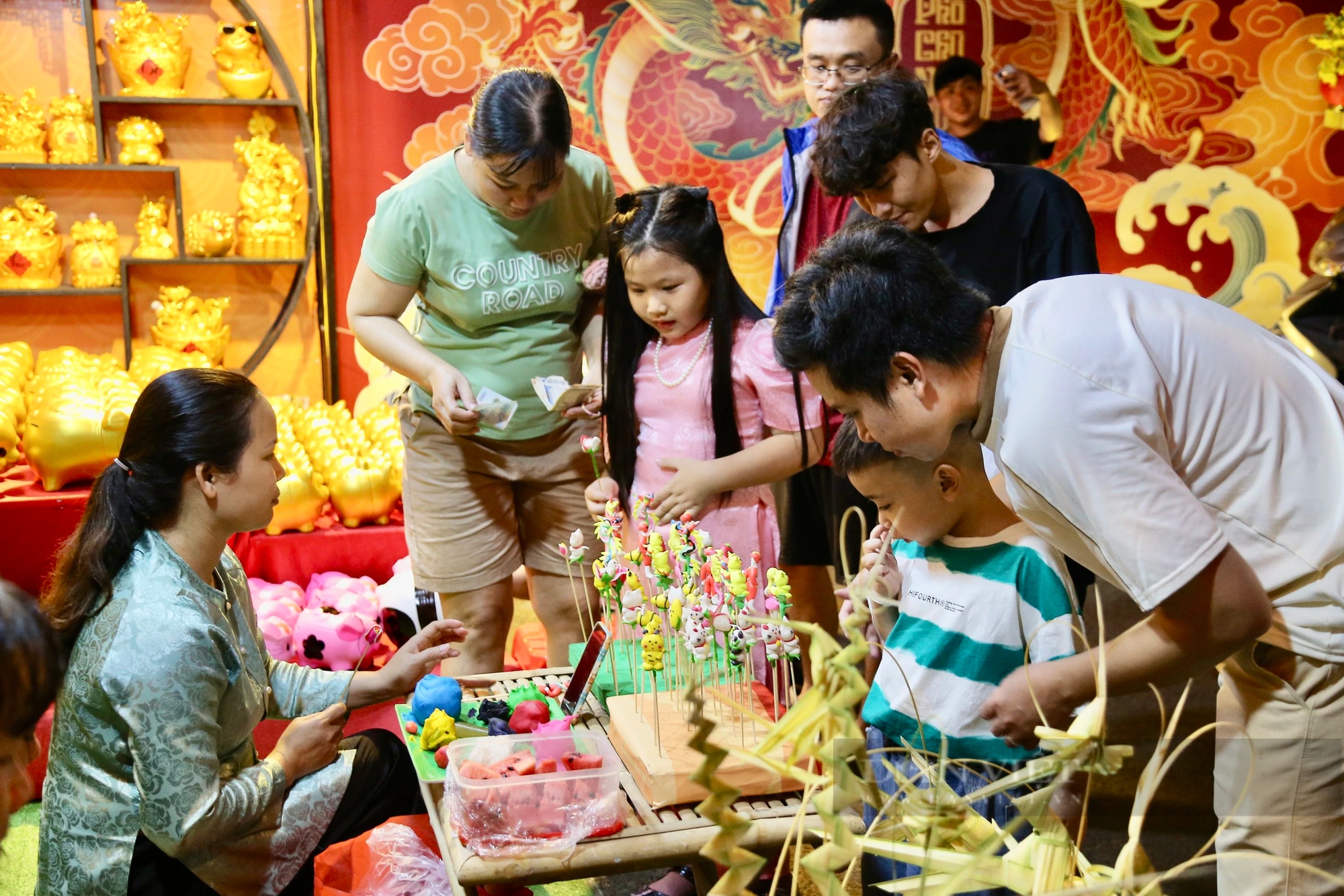 Món đồ chơi bé tí, hình thù đa dạng, sắc màu mê hoặc đang hồi sinh mạnh mẽ giữa phố thị Sài Gòn- Ảnh 13.