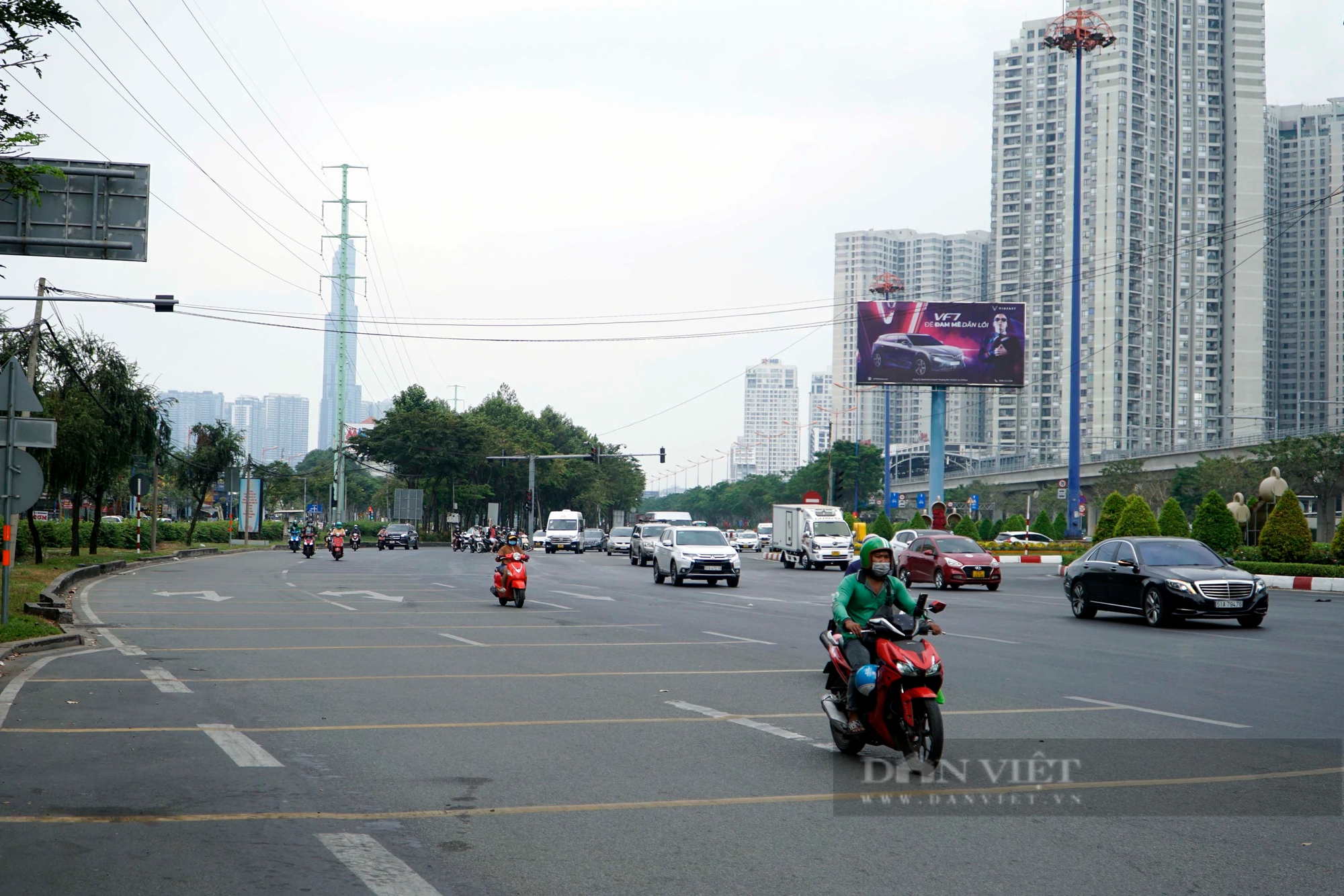 TP.HCM ngày 29 Tết, khác với cảnh đông đúc hôm qua, đường phố thông thoáng, người dân rộn ràng chở sắc xuân về nhà- Ảnh 2.