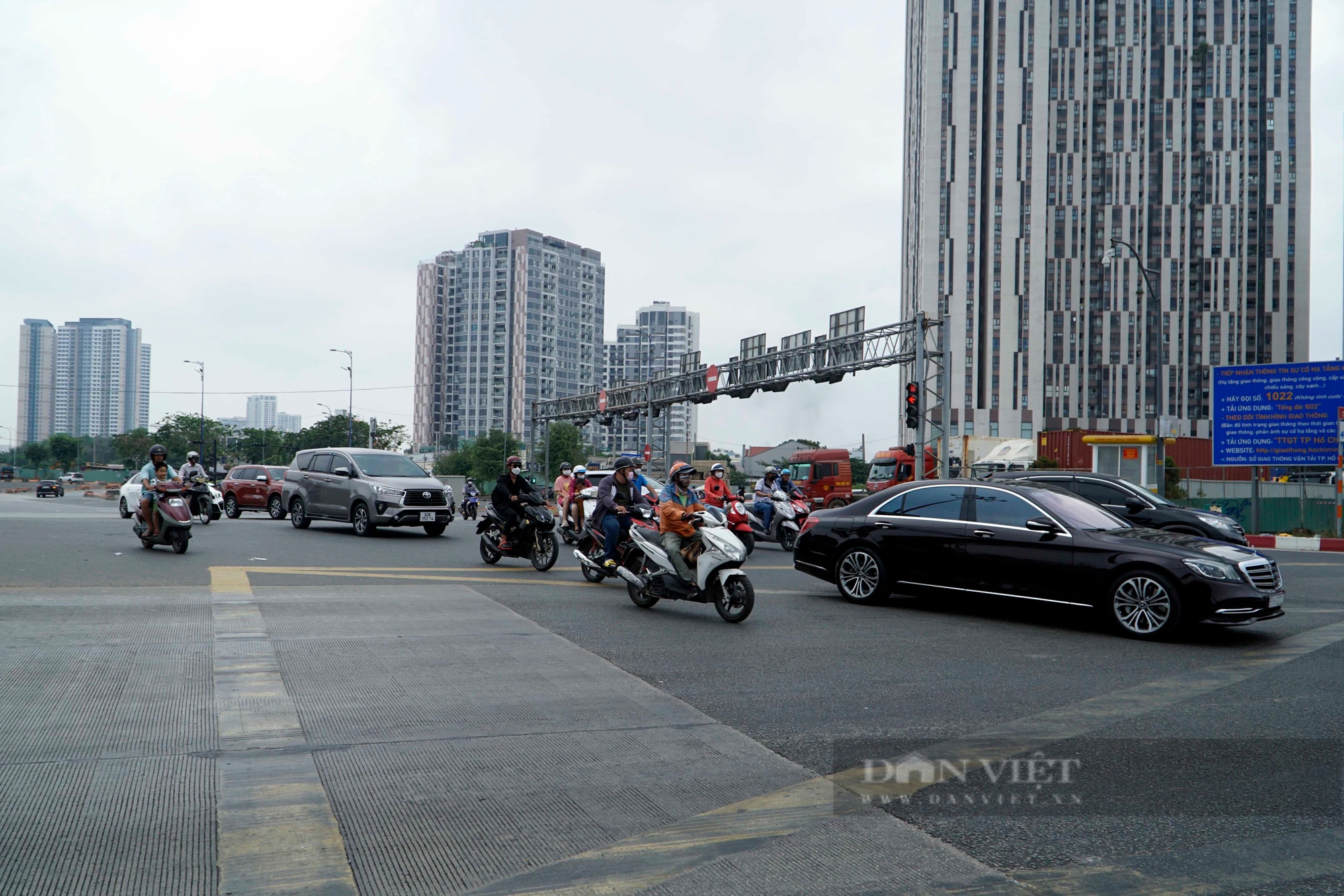 TP.HCM ngày 29 Tết, khác với cảnh đông đúc hôm qua, đường phố thông thoáng, người dân rộn ràng chở sắc xuân về nhà- Ảnh 3.
