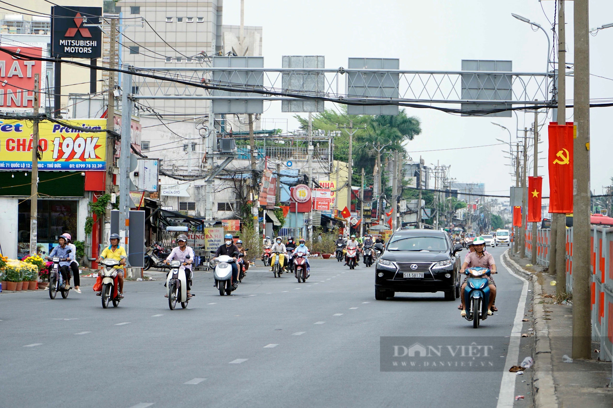 TP.HCM ngày 29 Tết, khác với cảnh đông đúc hôm qua, đường phố thông thoáng, người dân rộn ràng chở sắc xuân về nhà- Ảnh 6.