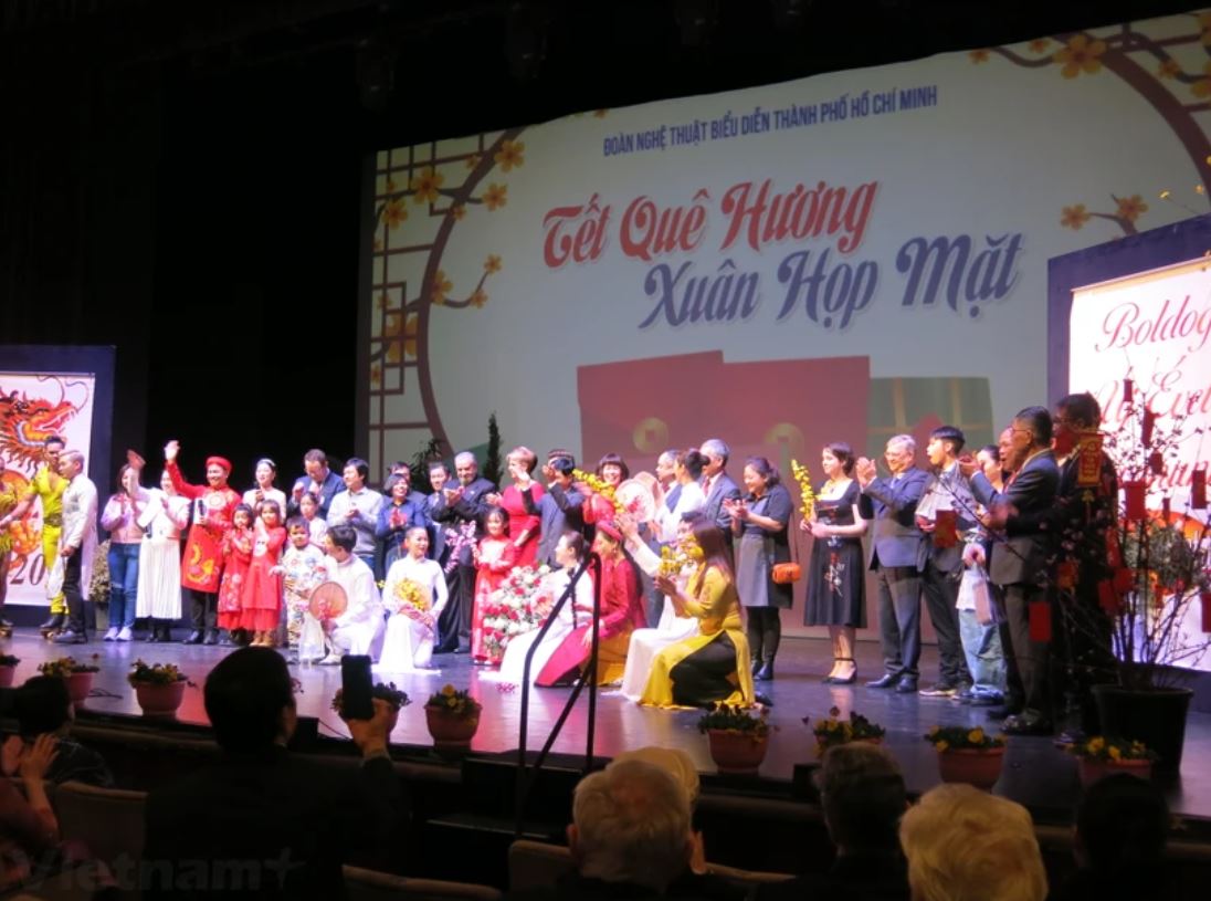 Lễ hội đón Tết của kiều bào Việt lần đầu tiên được tổ chức tại một nhà hát tầm quốc gia ở Hungary- Ảnh 1.