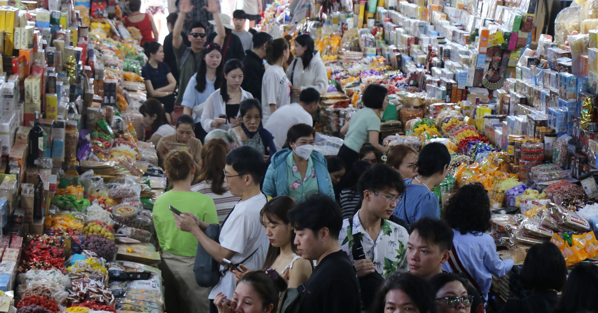 Du khách mua sắm chật kín chợ du lịch lớn nhất Đà Nẵng ngày cuối năm