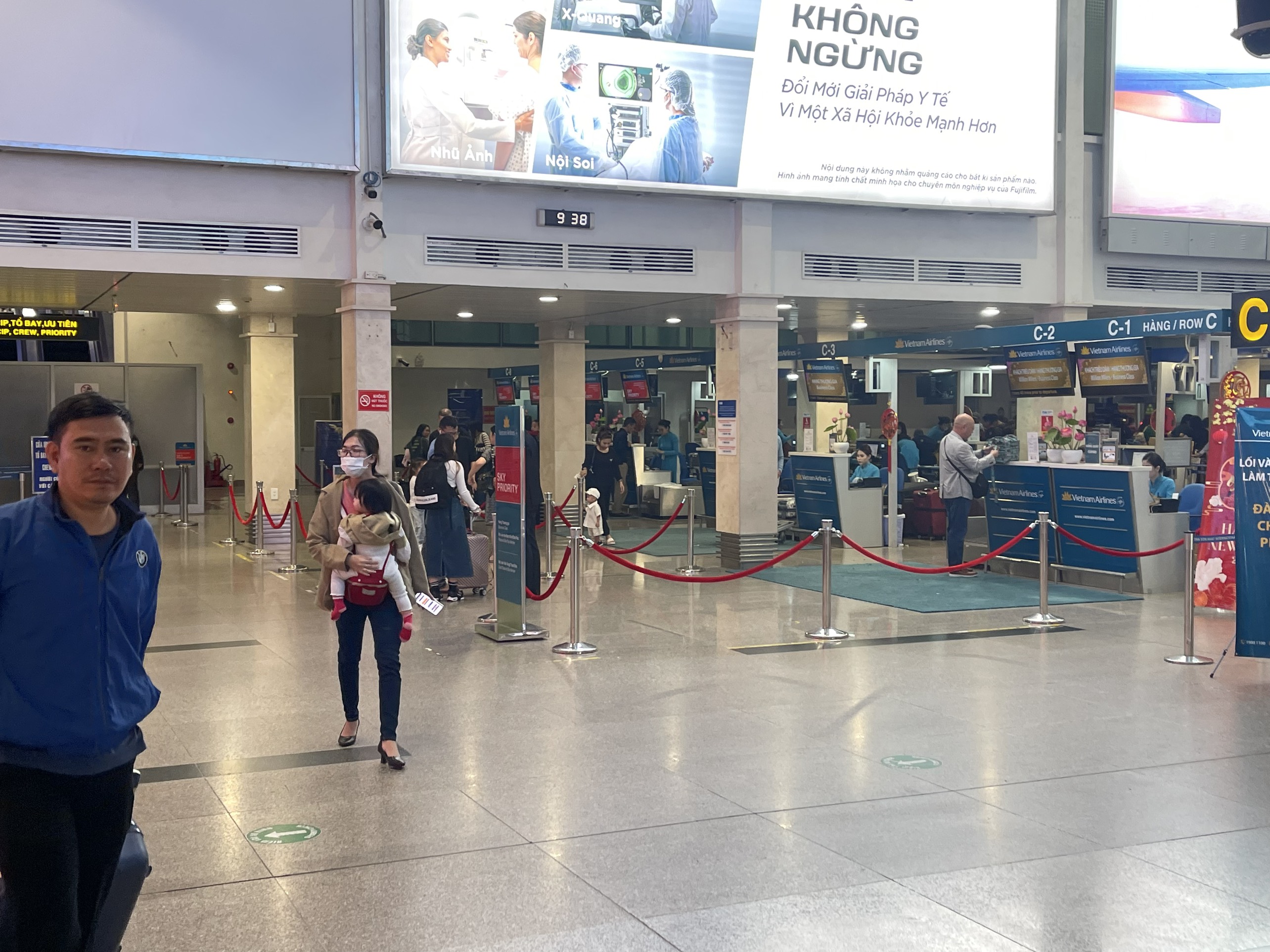Ngày đầu nghỉ Tết: Số lượng người về quê giảm nhiệt, sân bay Tân Sơn Nhất thưa thớt dần- Ảnh 3.