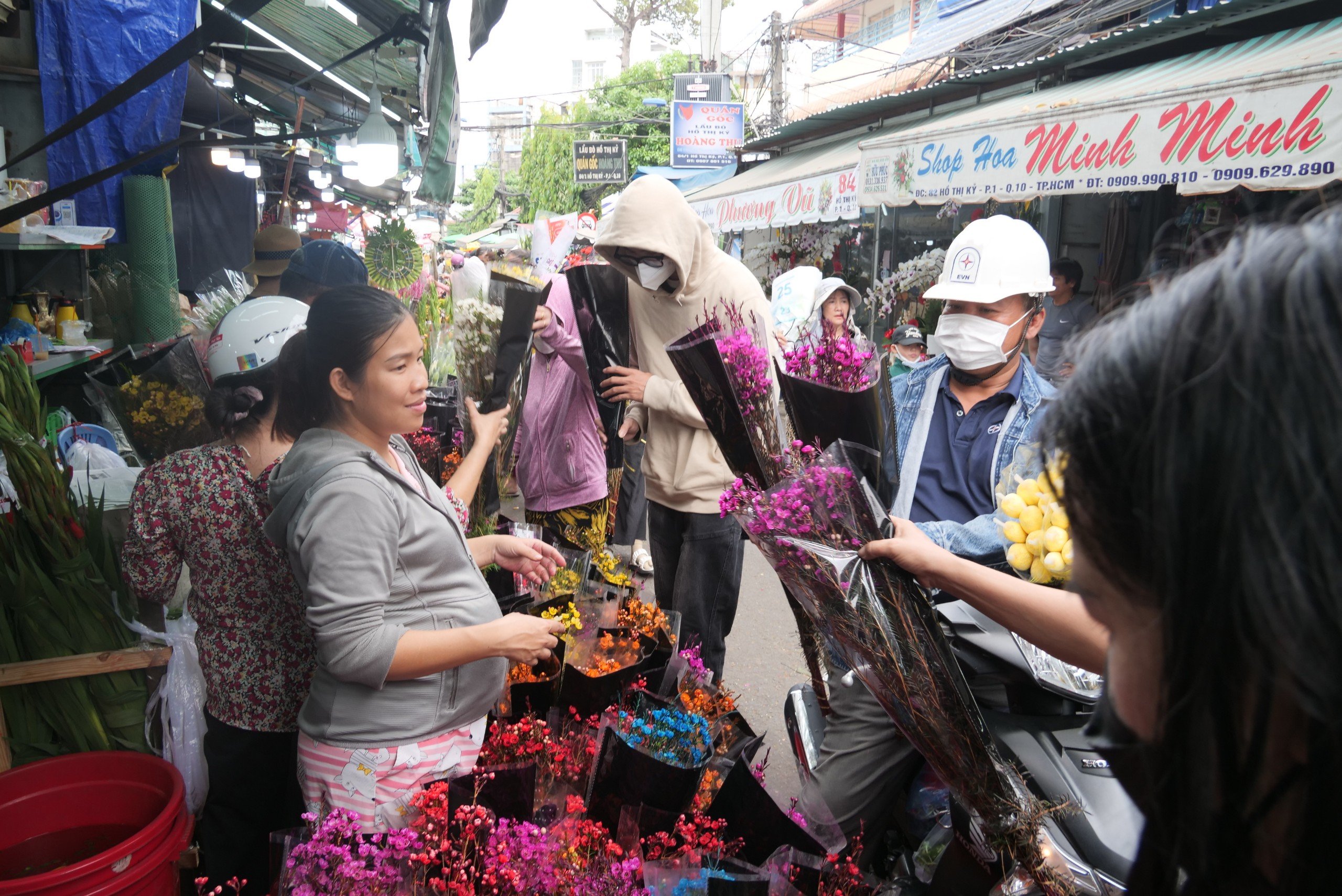 Chợ hoa lớn nhất TP.HCM đông đúc người mua chiều 29 Tết
- Ảnh 2.