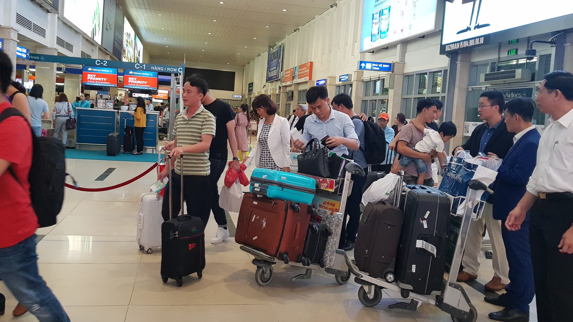 Hơn 100.000 khách qua sân bay Tân Sơn Nhất trong ngày 30 Tết- Ảnh 1.