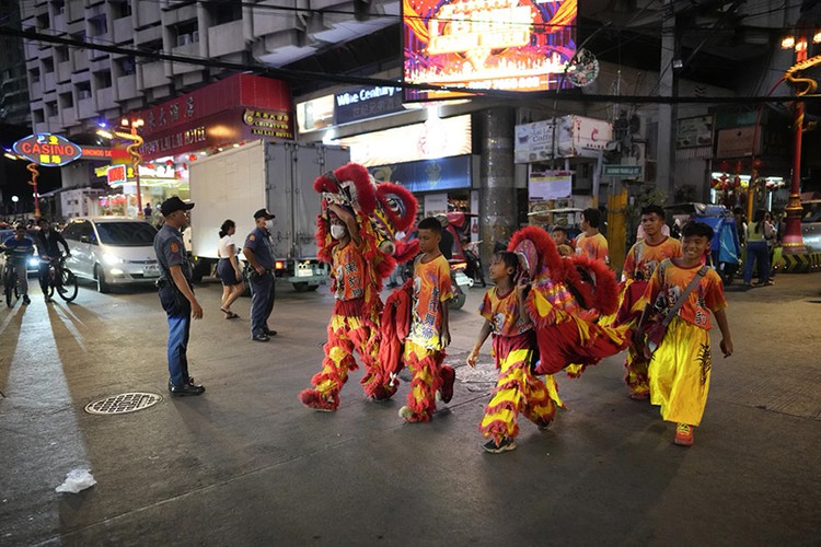 Khu phố cổ rực rỡ đón năm rồng ở Philippines- Ảnh 8.