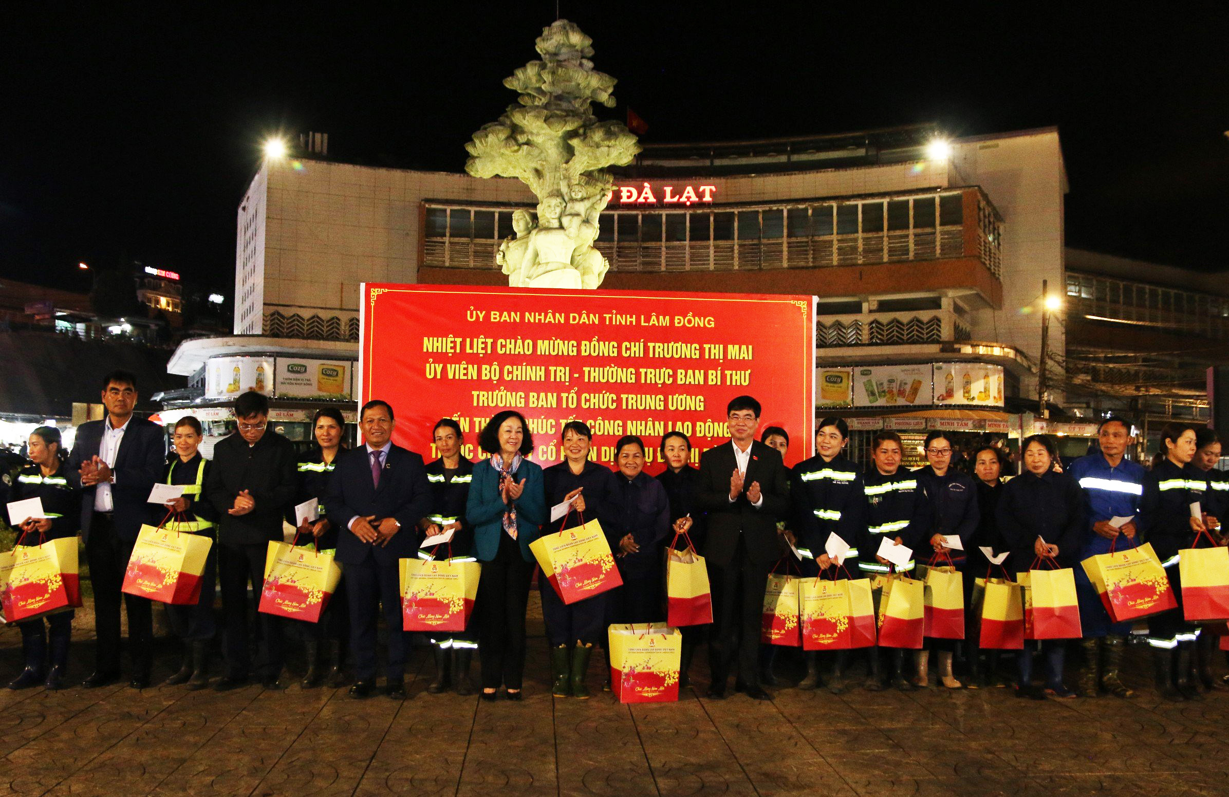 Thường trực Ban Bí thư, Trưởng Ban Tổ chức Trung ương tặng quà Tết cho hàng trăm công nhân tại Đà Lạt- Ảnh 1.