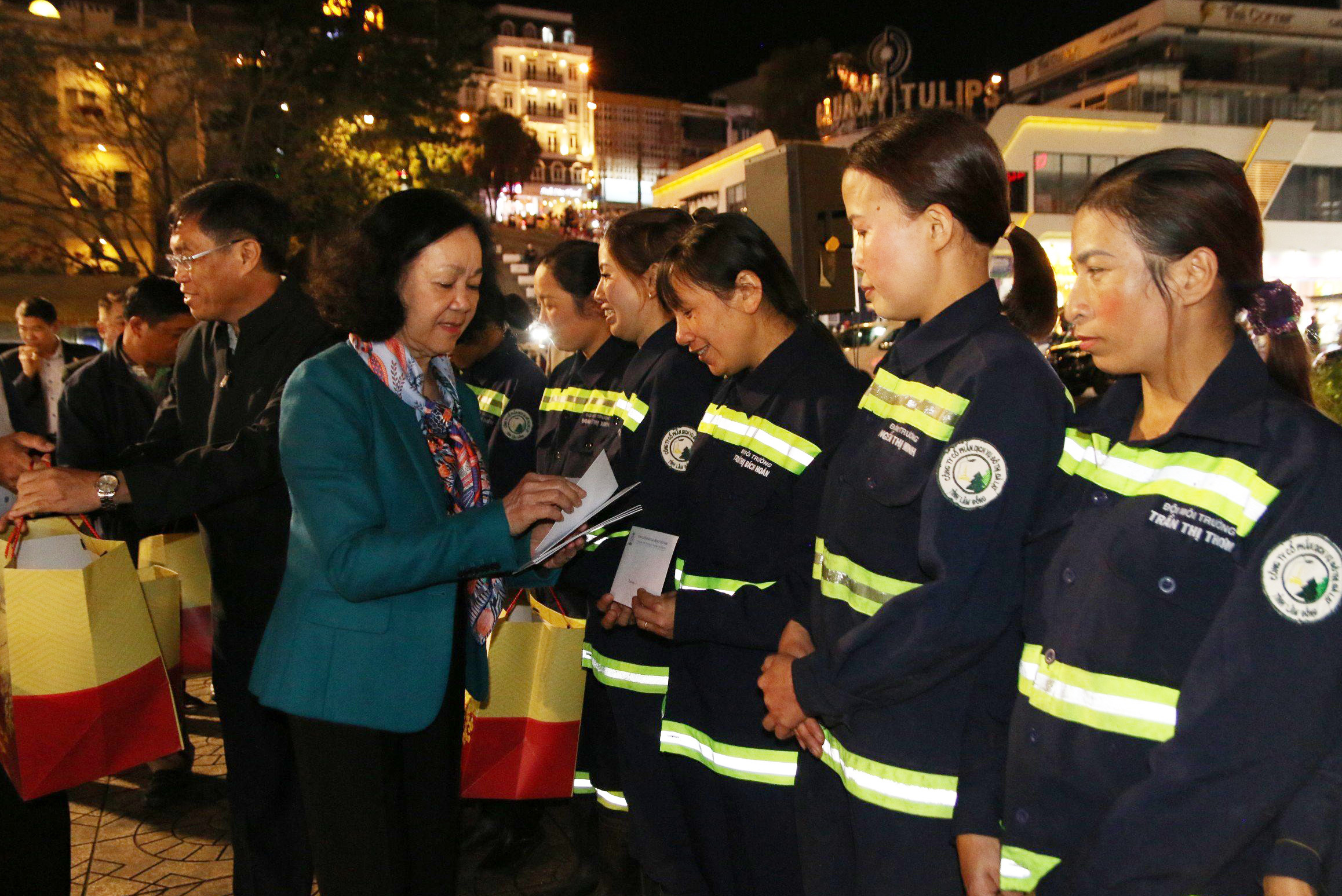 Thường trực Ban Bí thư, Trưởng Ban Tổ chức Trung ương tặng quà Tết cho hàng trăm công nhân tại Đà Lạt- Ảnh 2.