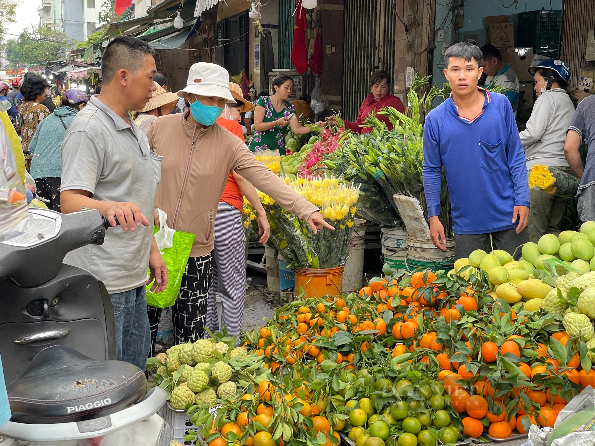 Chợ 30 Tết Sài Gòn: Khách gom hàng giảm giá, shop hoa nổi tiếng cũng đại hạ giá mua 1 tặng 1- Ảnh 1.