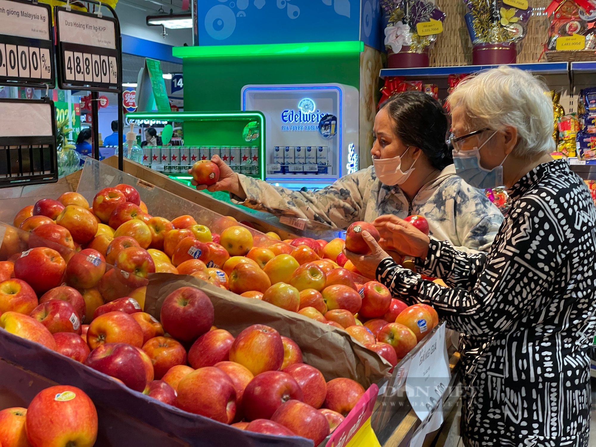 Chợ 30 Tết Sài Gòn: Khách gom hàng giảm giá, shop hoa nổi tiếng cũng đại hạ giá mua 1 tặng 1- Ảnh 5.