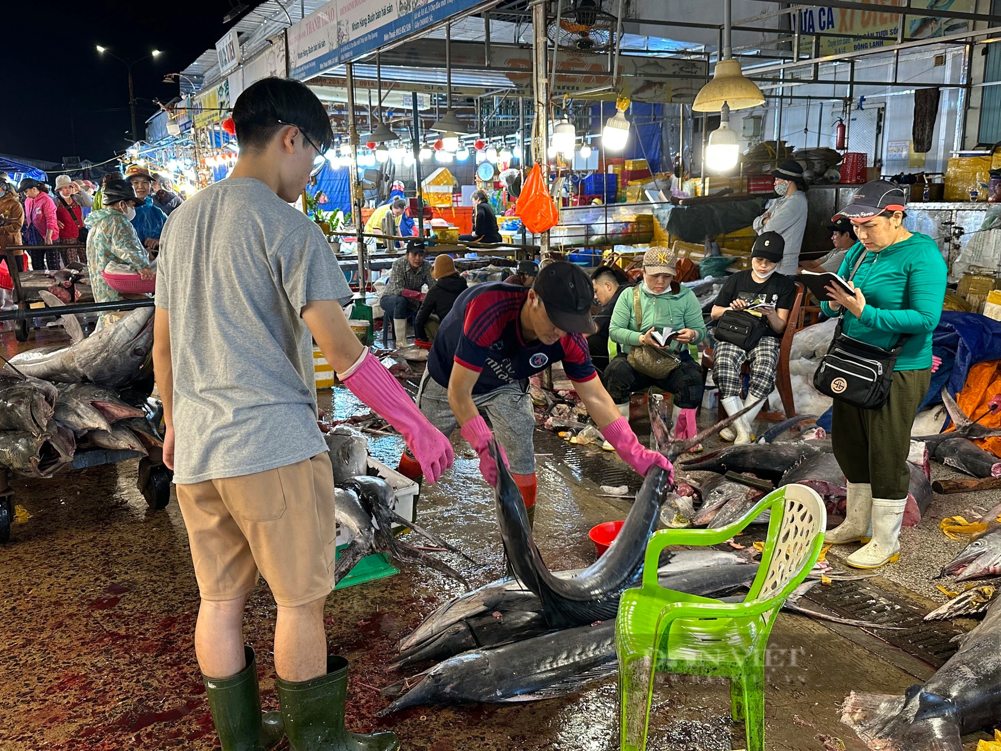 Chợ cá lớn nhất Đà Nẵng tấp nập từ tờ mờ sáng 30 Tết- Ảnh 6.