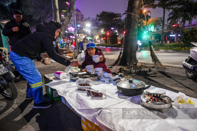 Bữa tất niên đặc biệt của những người "phơi gió sương" ngoài đường giữa đêm lạnh 29 Tết- Ảnh 5.