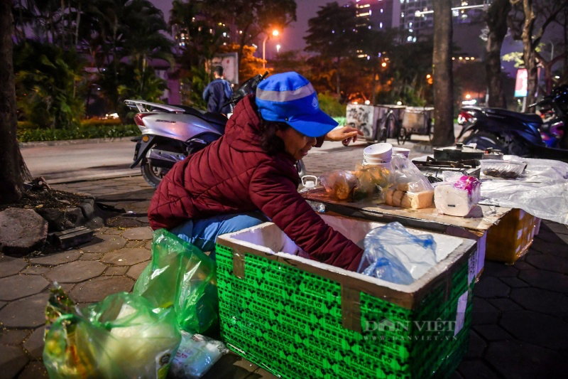 Bữa tất niên đặc biệt của những người "phơi gió sương" ngoài đường giữa đêm lạnh 29 Tết- Ảnh 6.