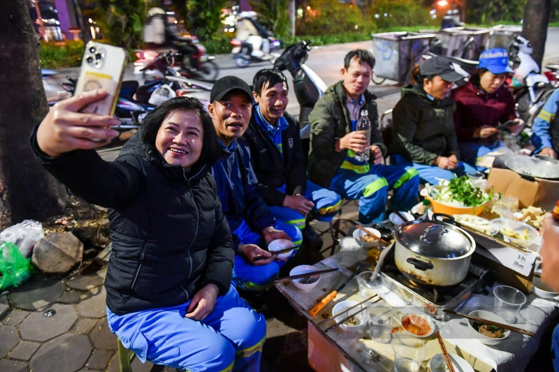 Bữa tất niên đặc biệt của những người "phơi gió sương" ngoài đường giữa đêm lạnh 29 Tết- Ảnh 8.